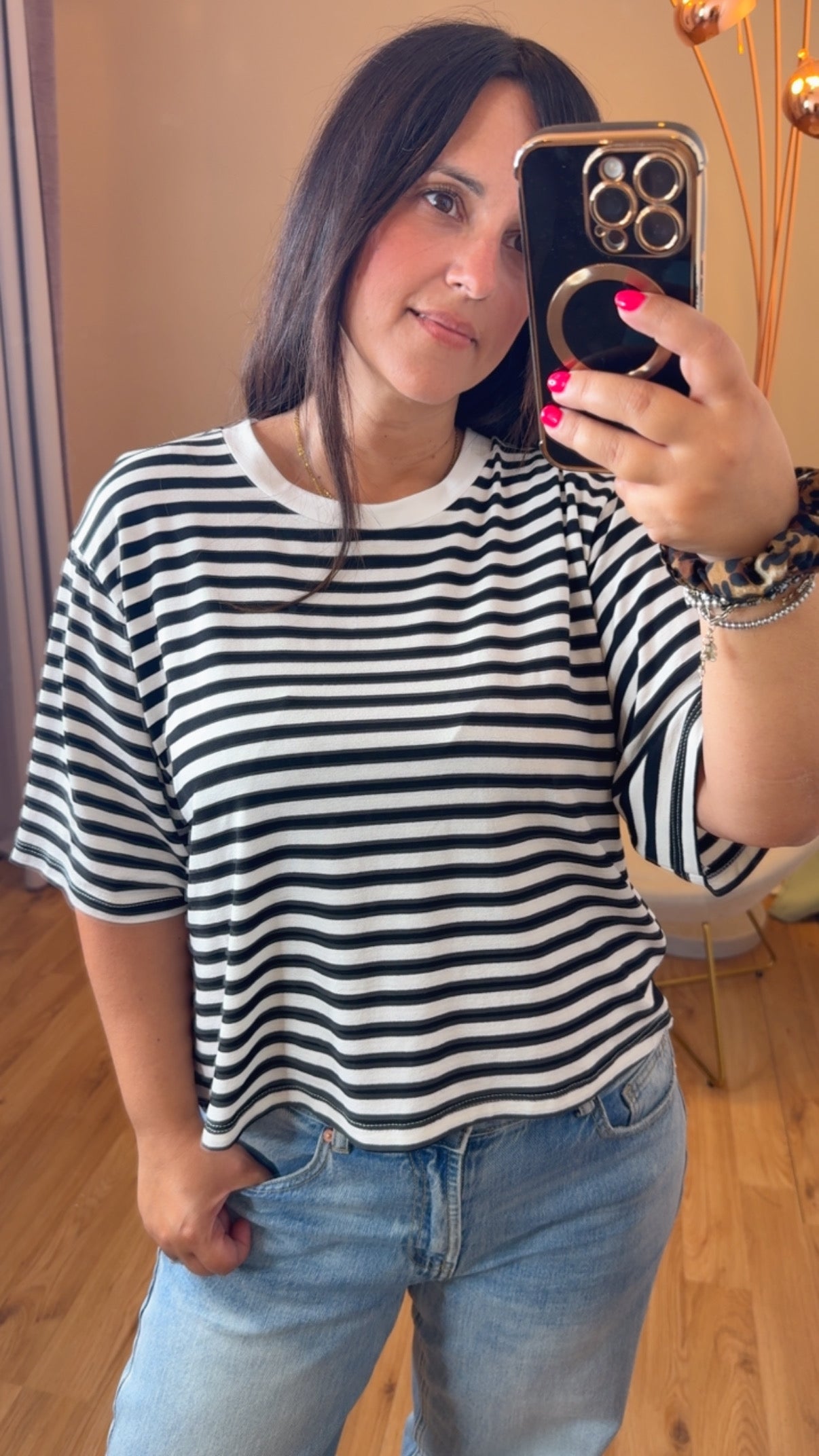 T-shirt scatolina con riga nera