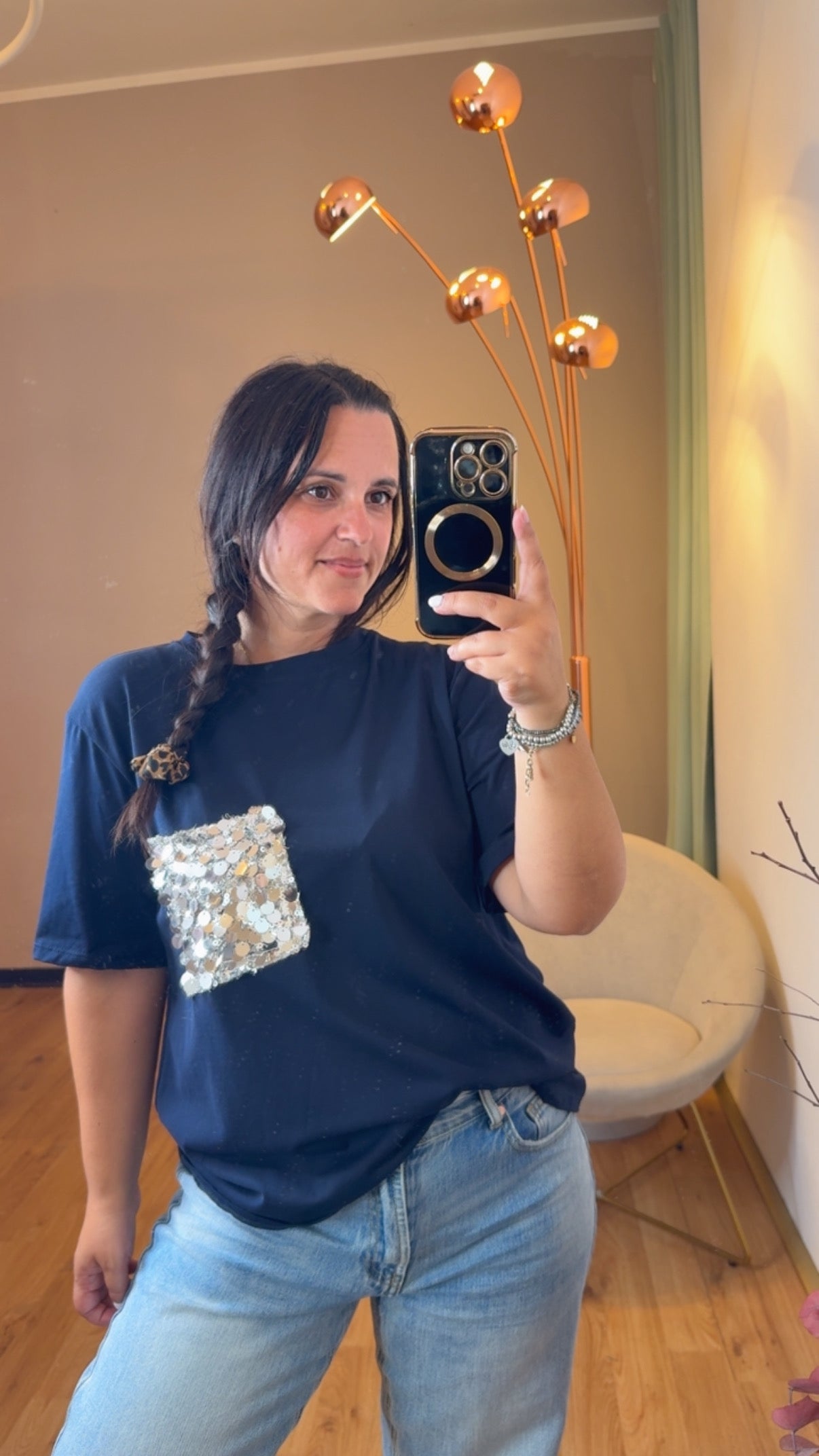 T-shirt blu con taschino in paillettes argento