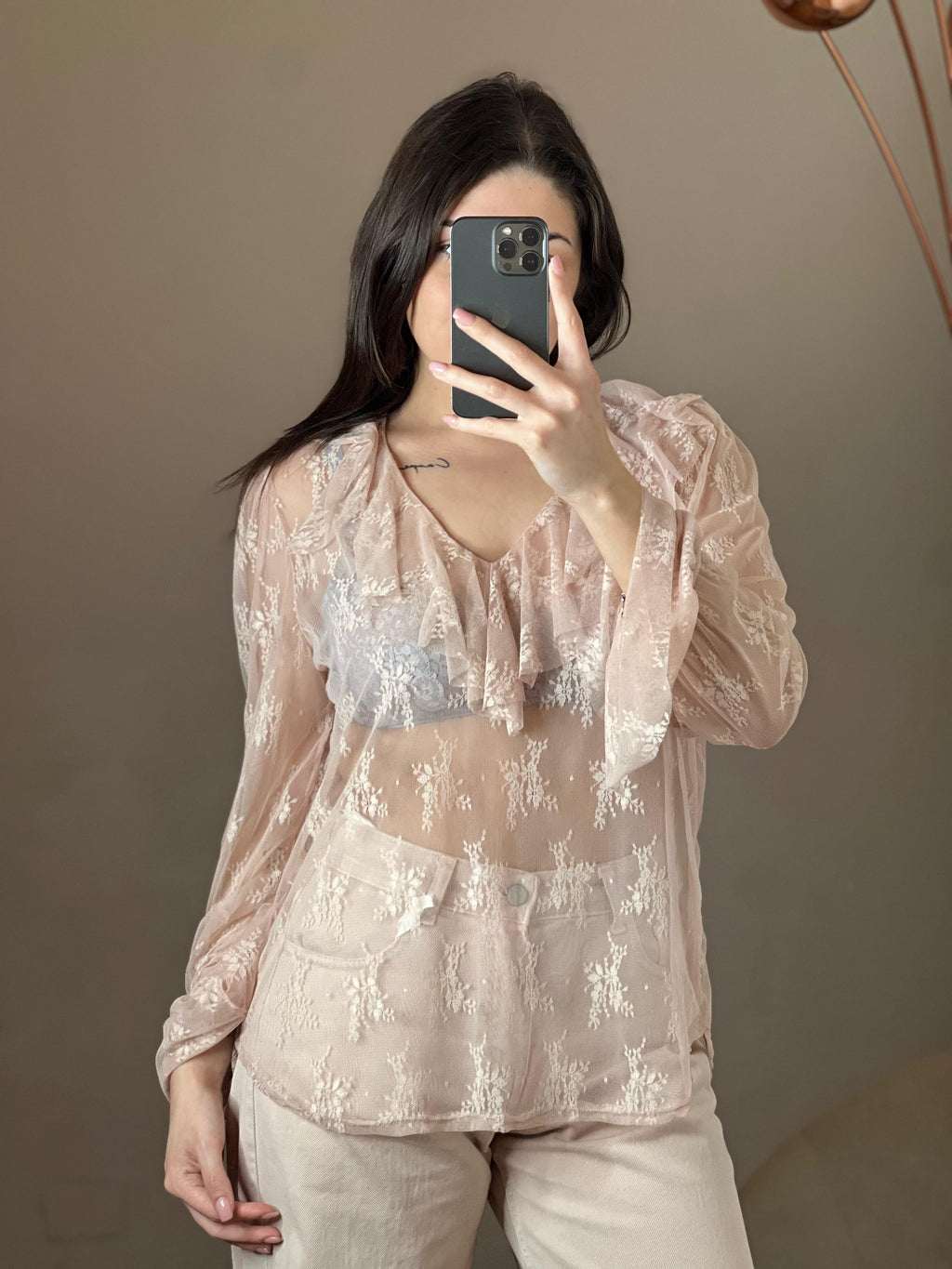 Blusa scollo V con volant in pizzo rosa cipria - Kikisix