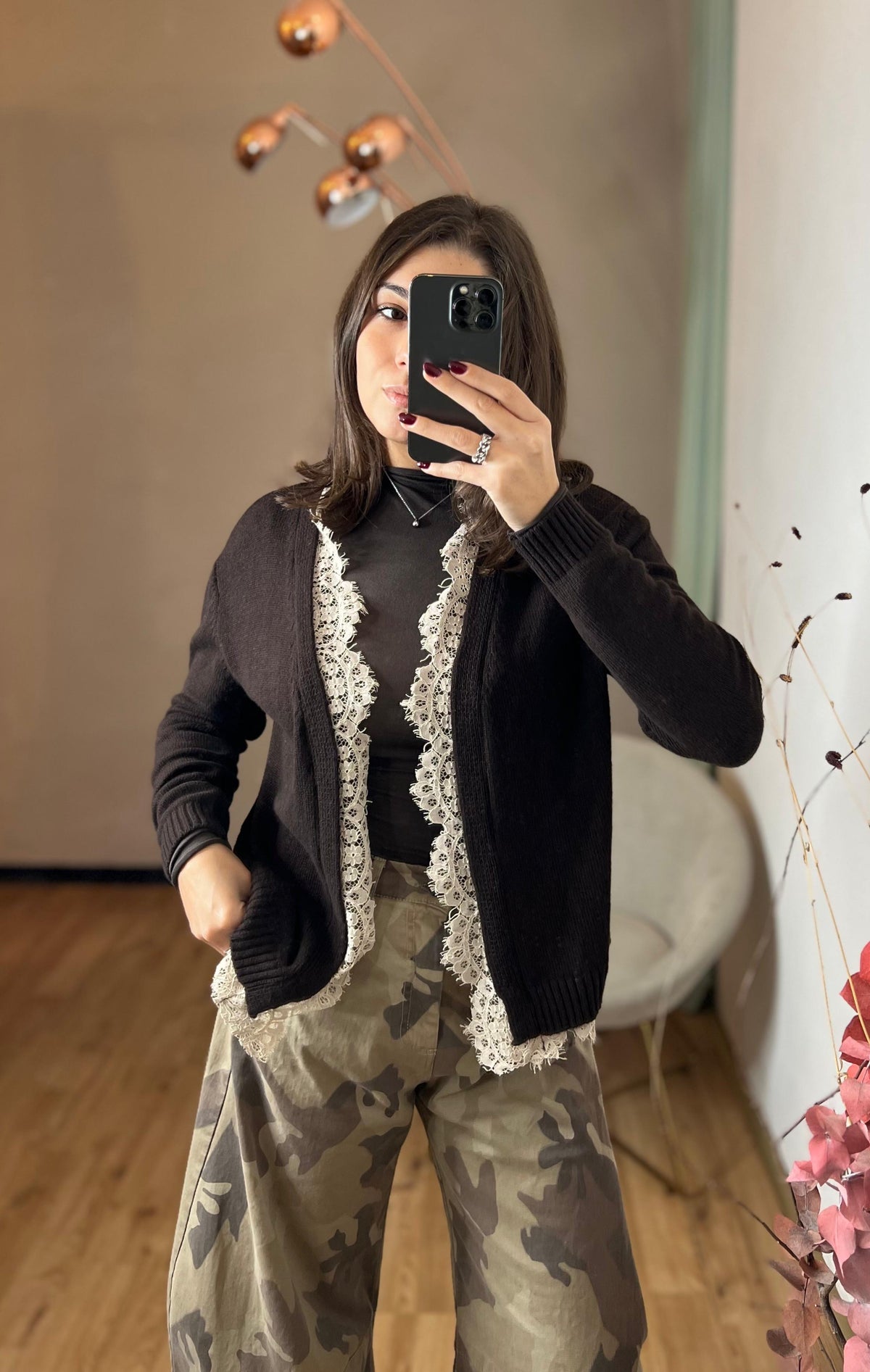 Cardigan moro con pizzo a contrasto