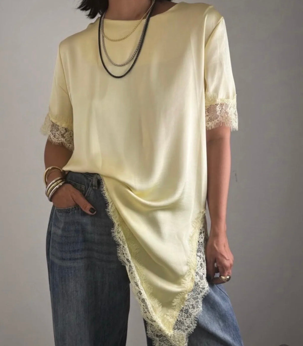 T-shirt satin spacco laterale e pizzo