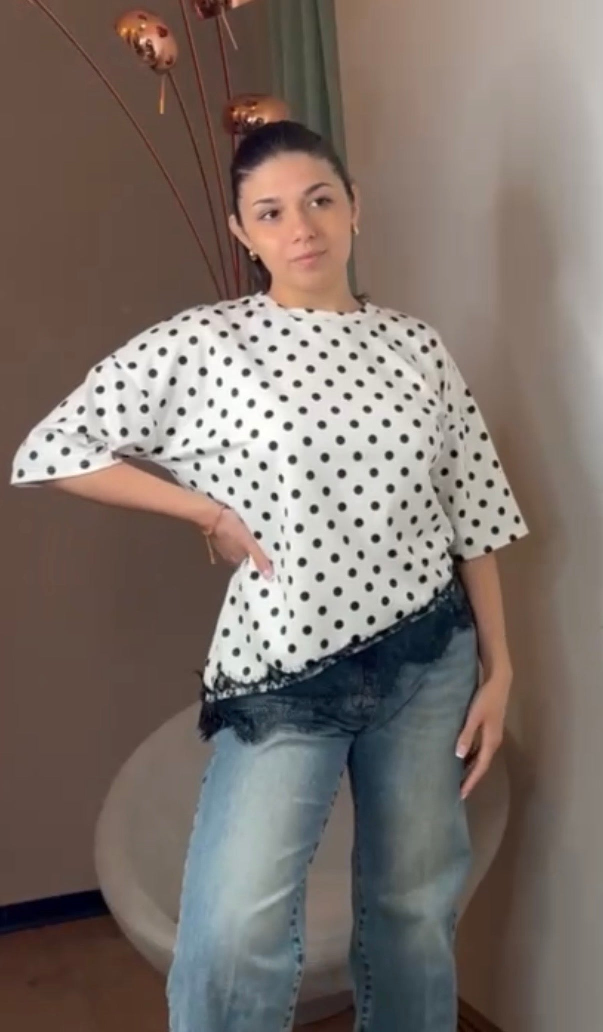 T-shirt viscosa a pois con pizzo asimmetrico sul fondo