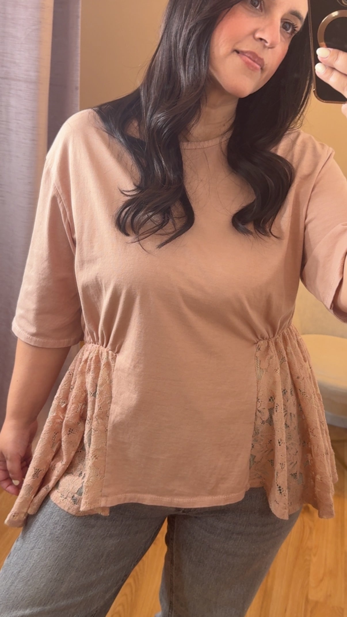 T-shirt arriccio con pizzo rosa cipria