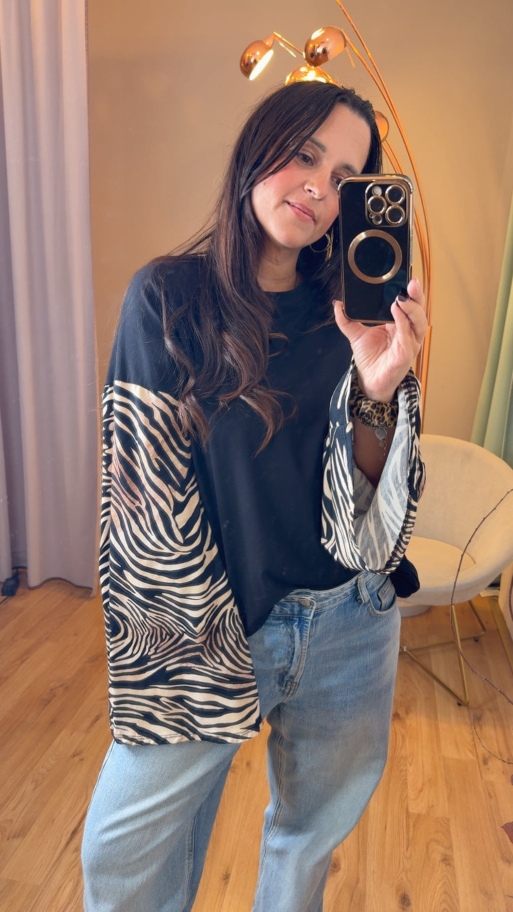 Maglia nera cotone con manica ampia zebrata