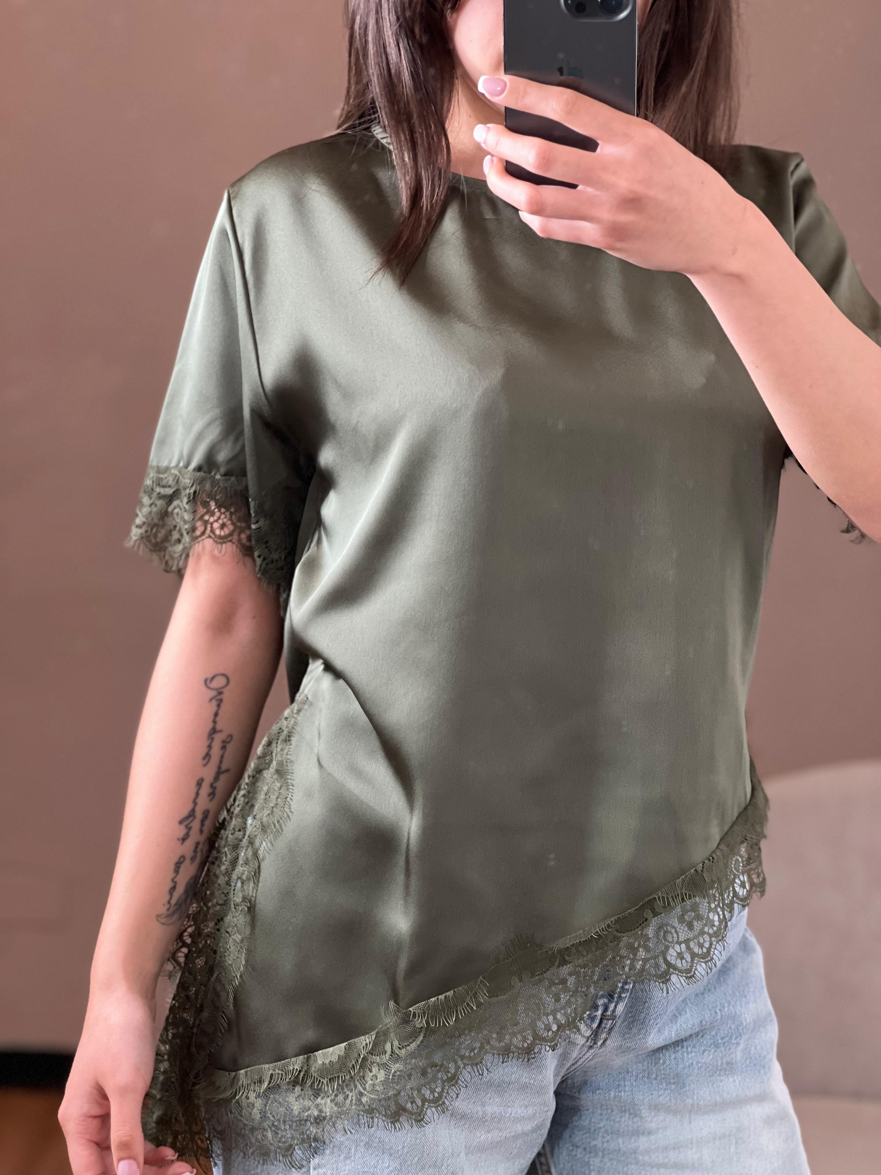 T-shirt simil raso e pizzo verde militare