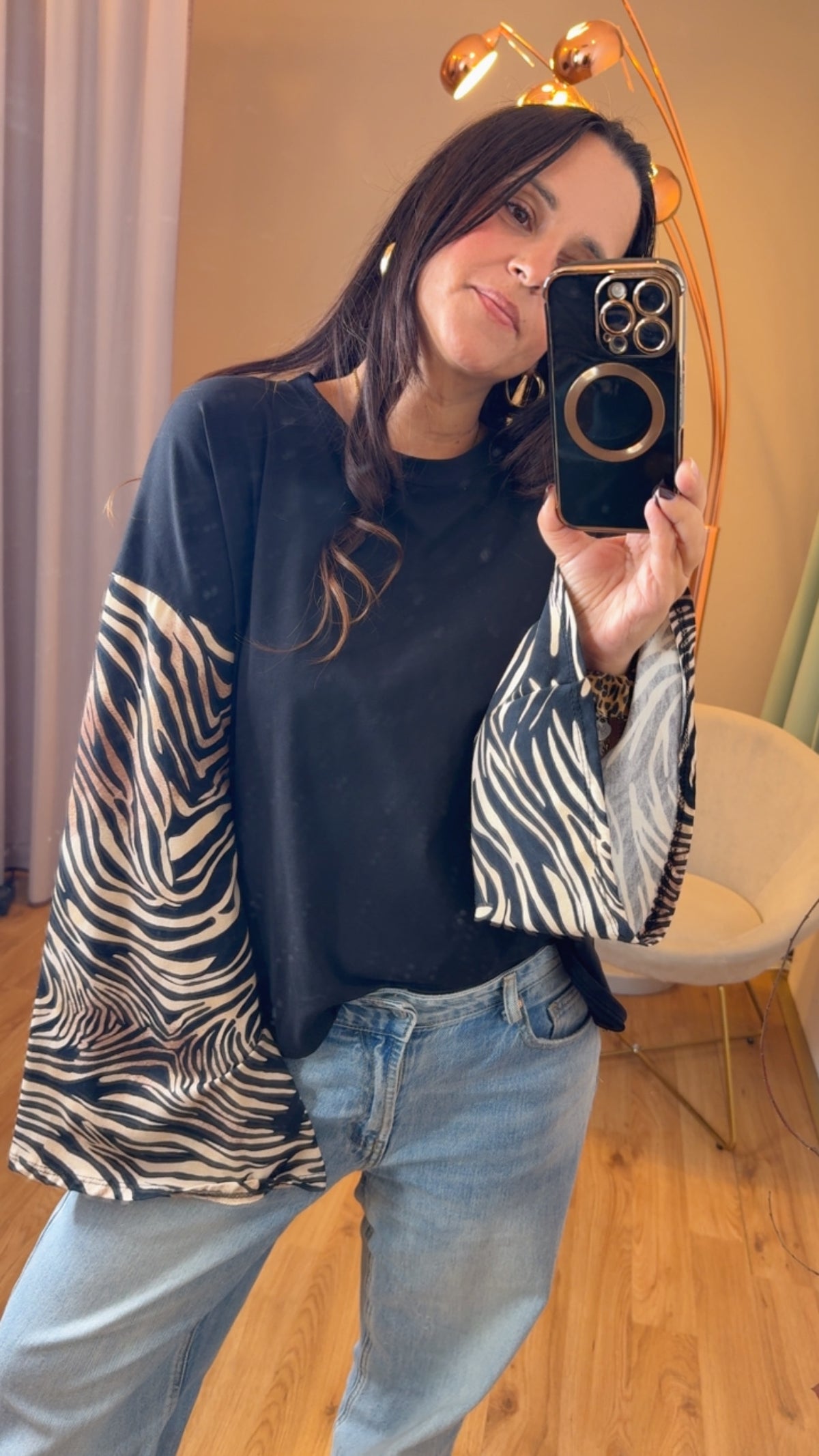 Maglia nera cotone con manica ampia zebrata