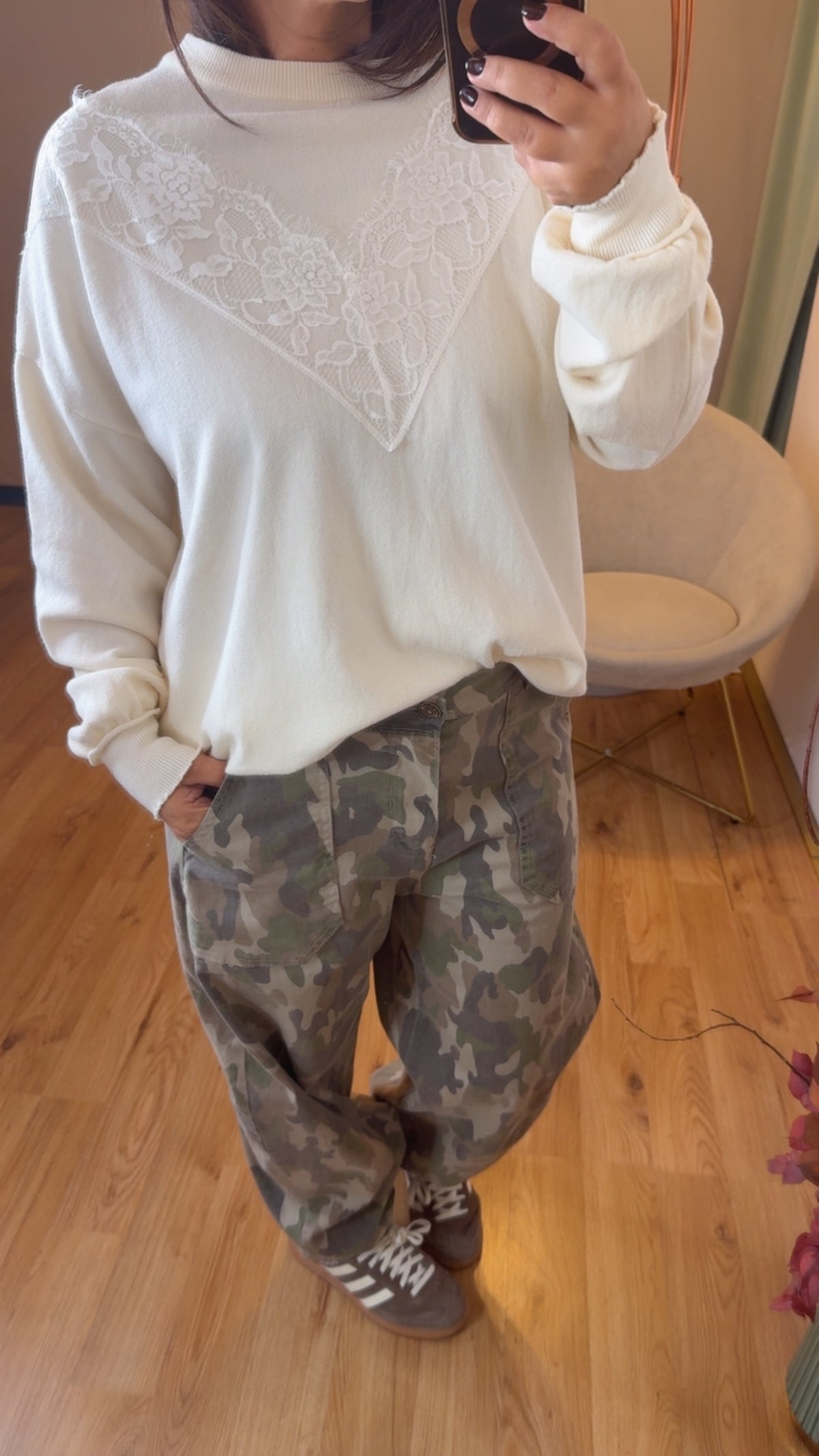 Maglia viscosa con scollo v in pizzo sia sul davanti che sul retro