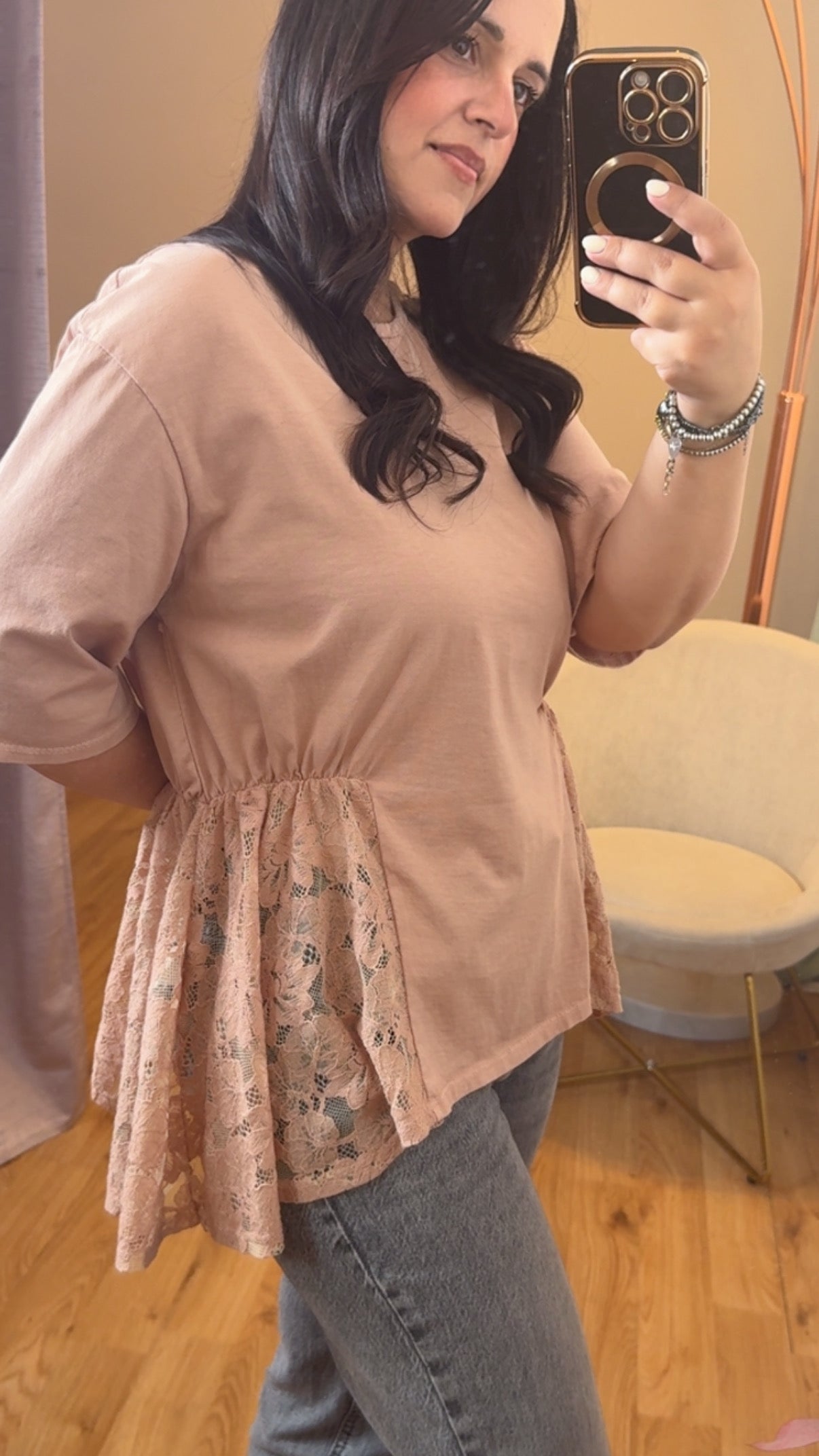 T-shirt arriccio con pizzo rosa cipria