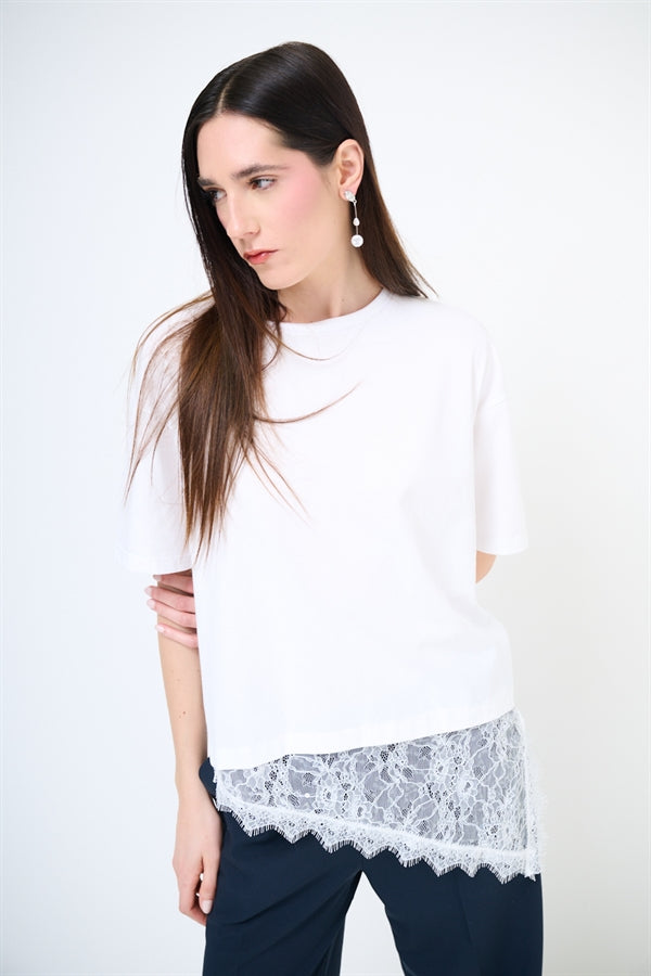 T-shirt over bianca con pizzo e paillettes sul fondo - Kikisix
