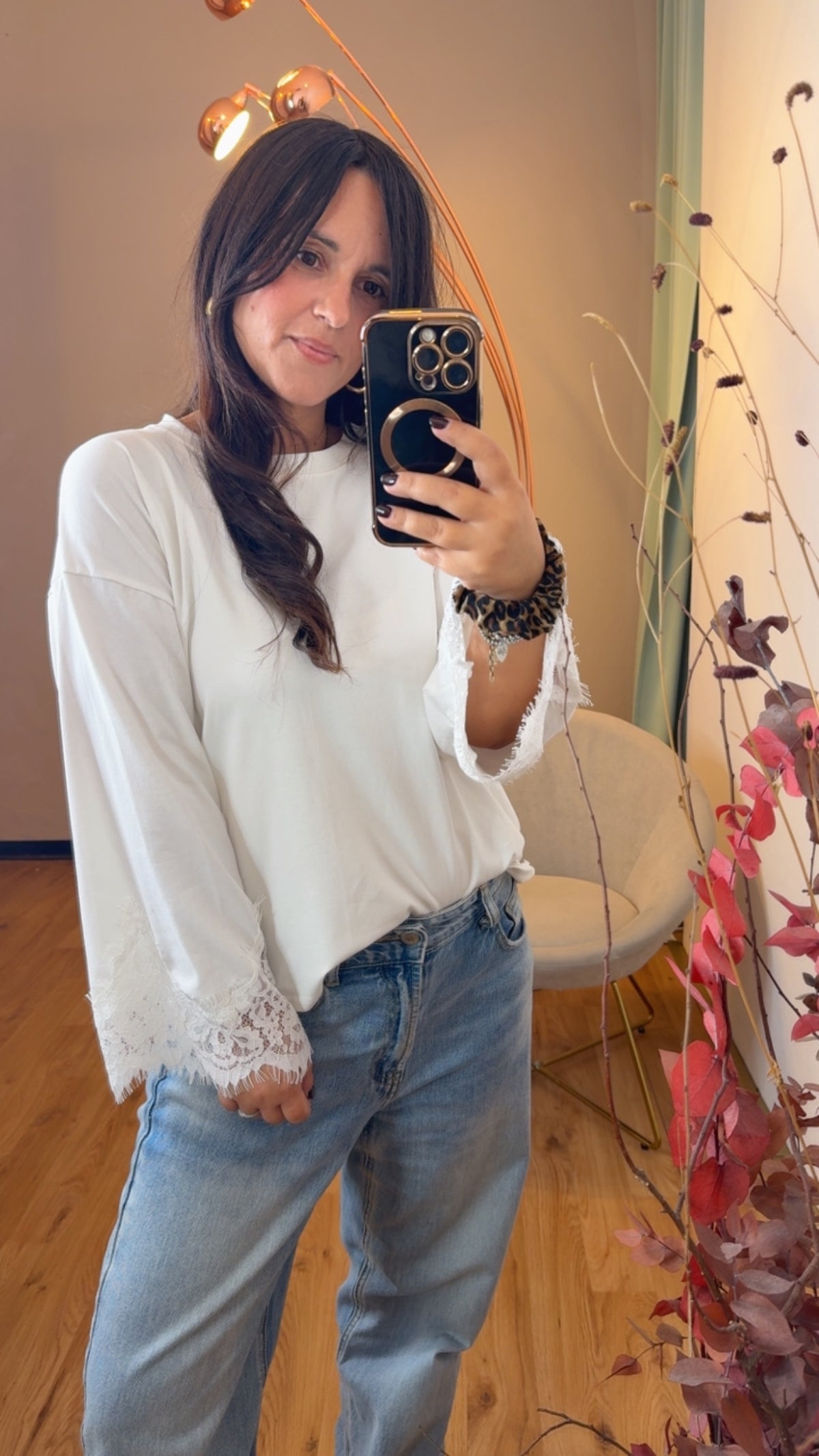 Maglia bianca in cotone con manica campana e pizzo