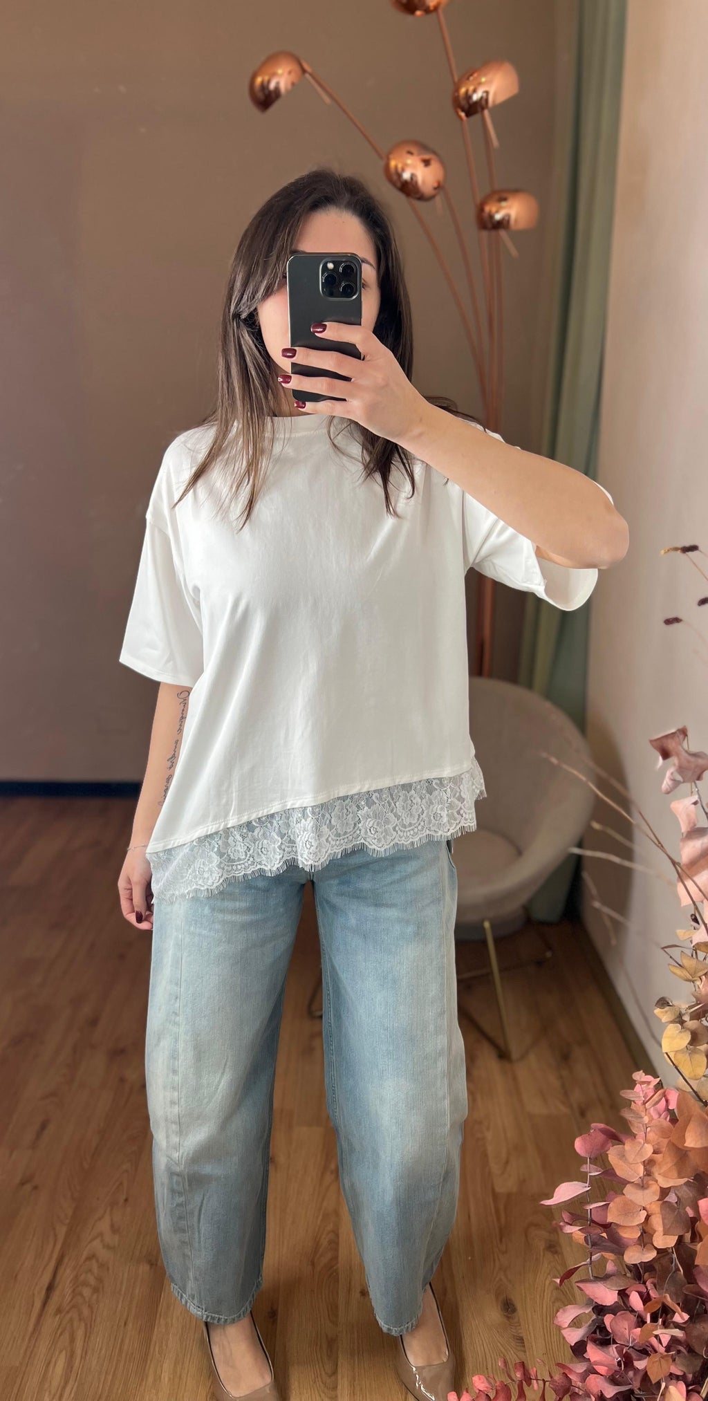 T-shirt bianca asimmetrica con pizzo