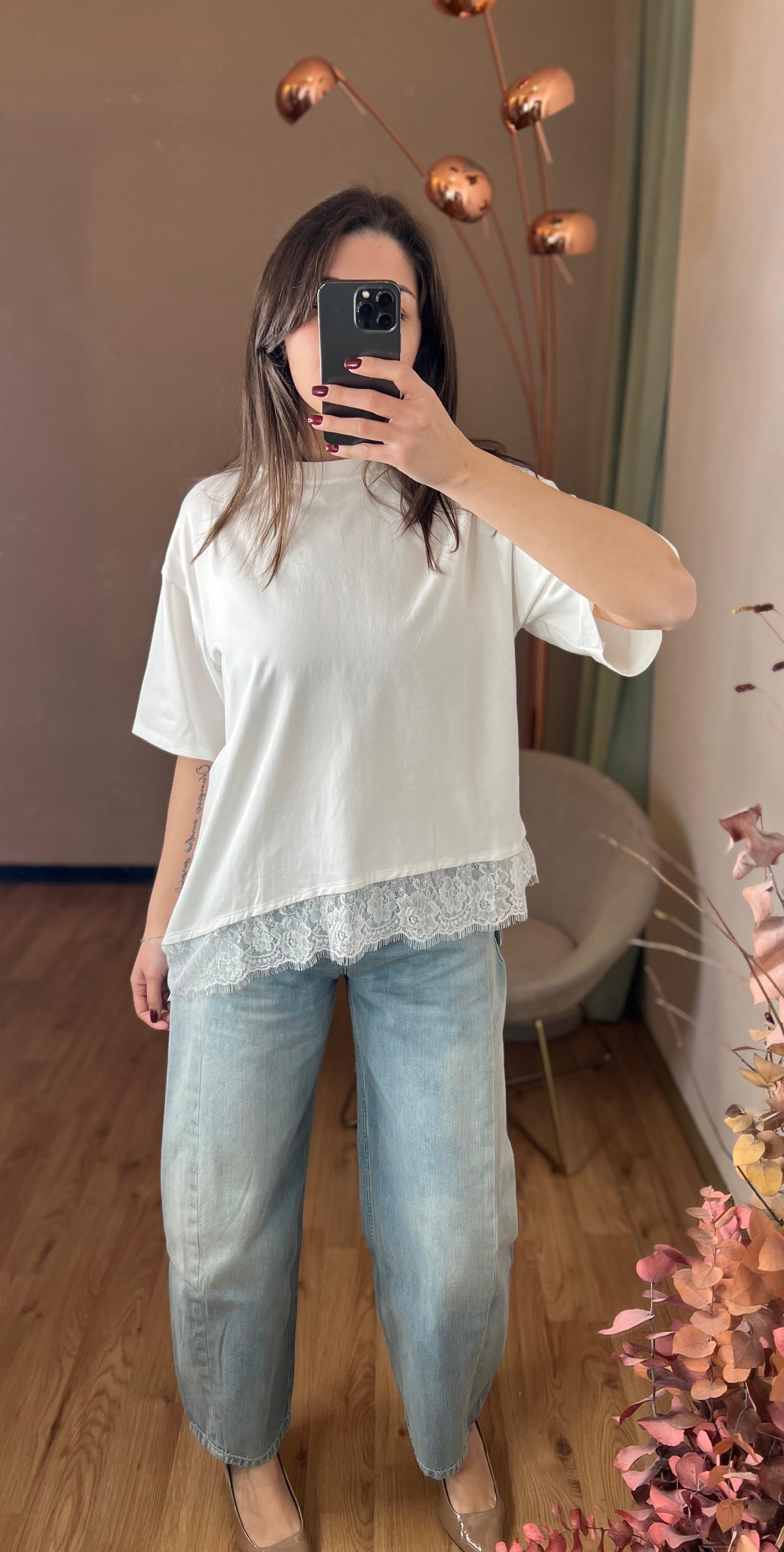 T-shirt bianca asimmetrica con pizzo