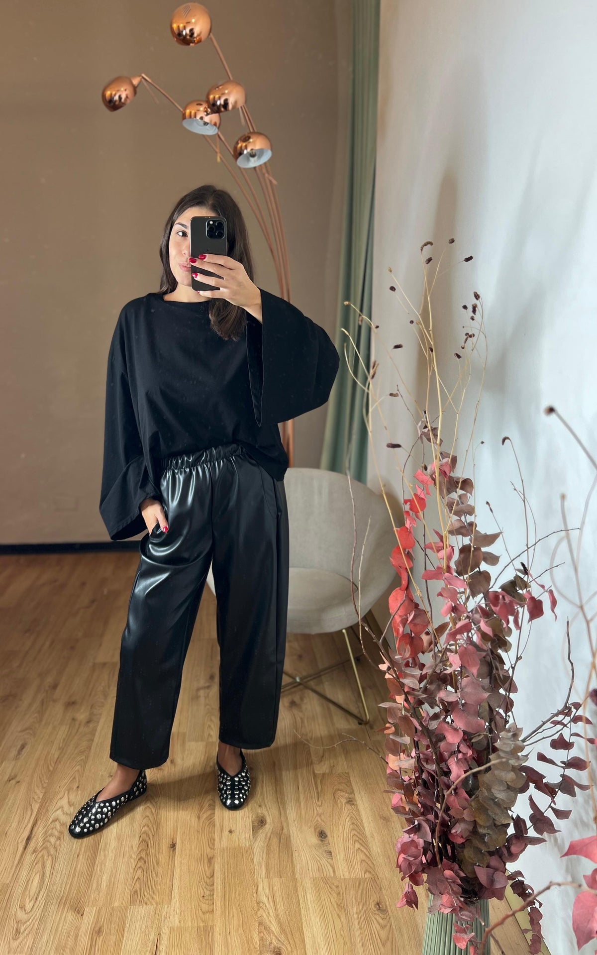 Pantalone ecopelle nero con elastico in vita