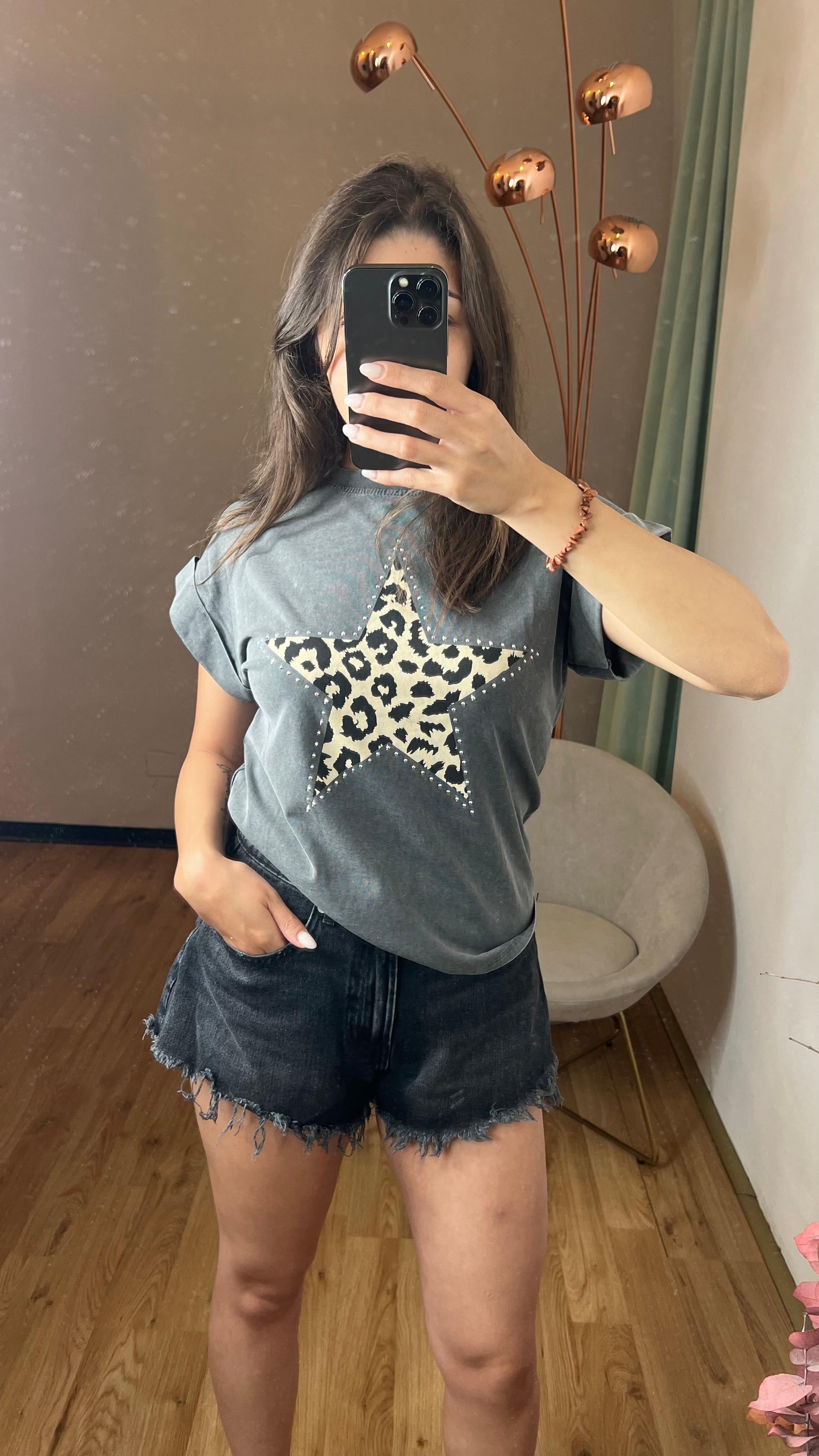 T-shirt enzimata con stella animalier e strass