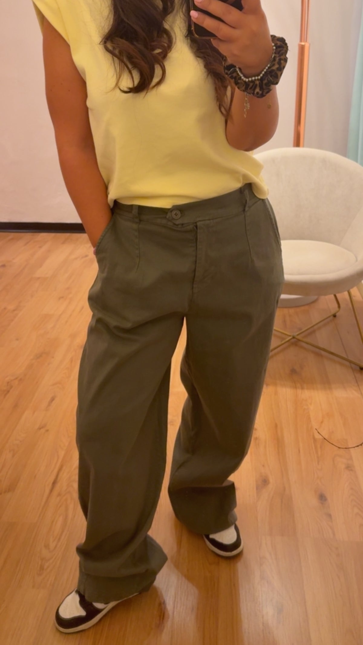 Jeans tela morbida e leggera verde militare con elastico sul retro e doppia tasca - Kikisix