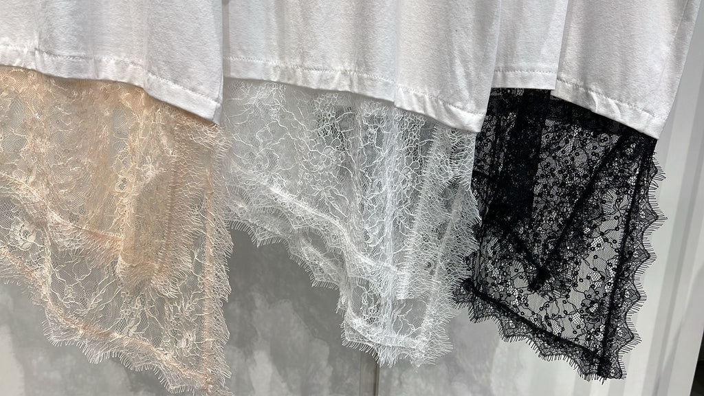 T-shirt over bianca con pizzo e paillettes sul fondo - Kikisix