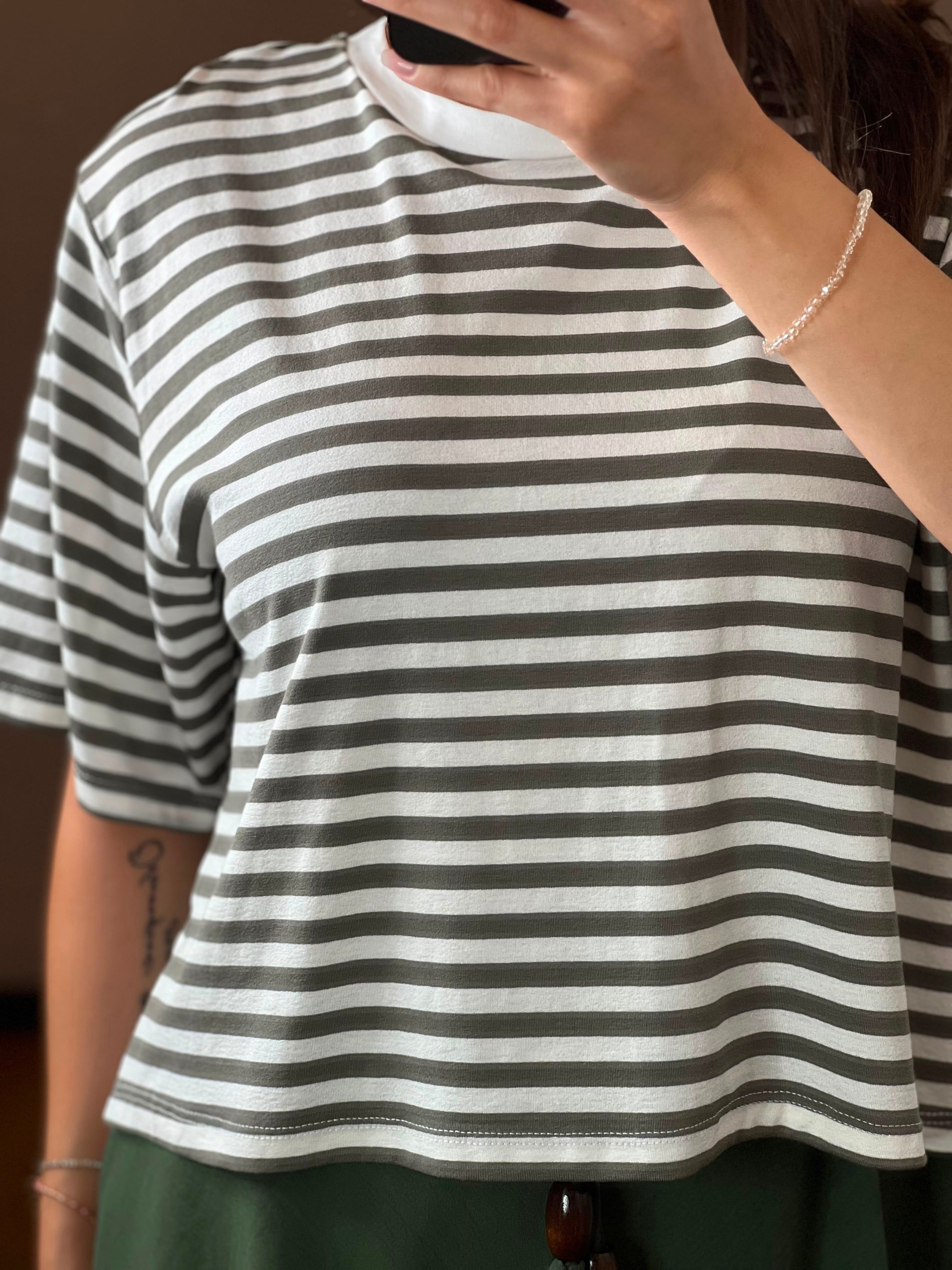 T-shirt scatolina con riga verde - Kikisix