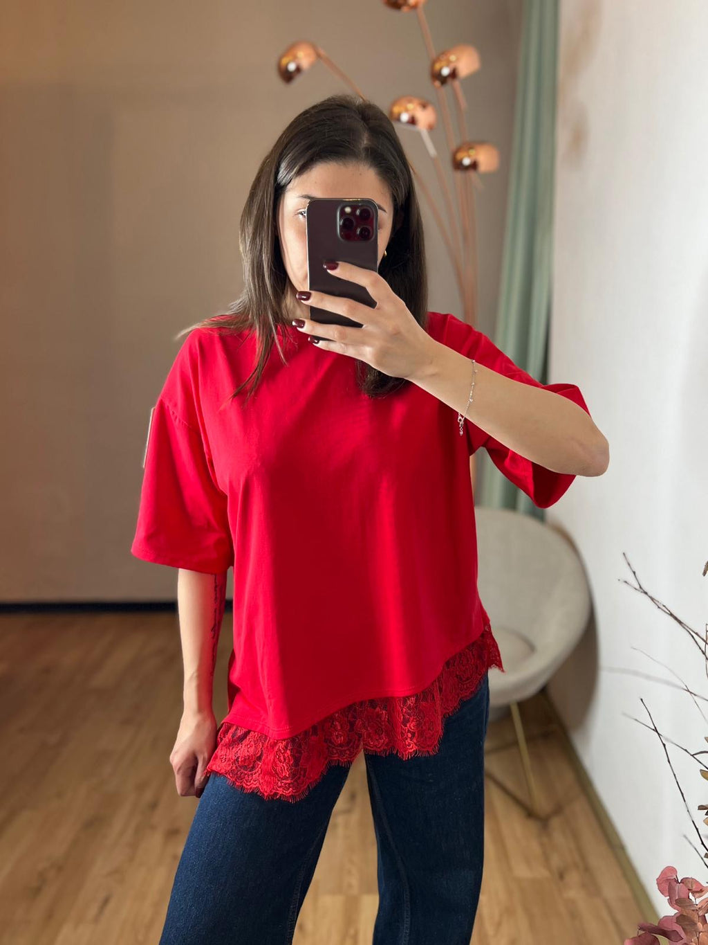 T-shirt rossa over con pizzo asimmetrico