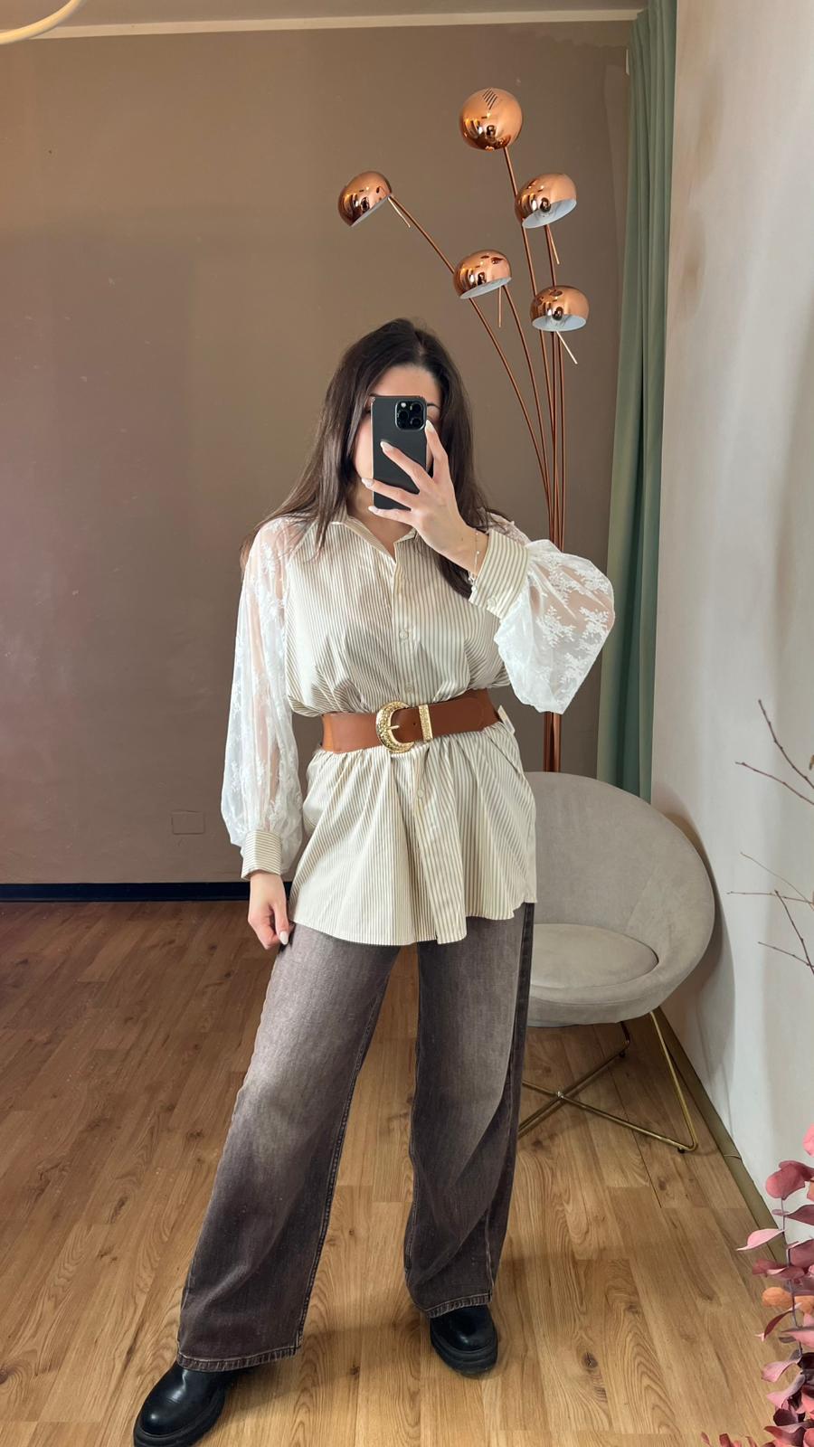 Camicia over righe con manica in pizzo