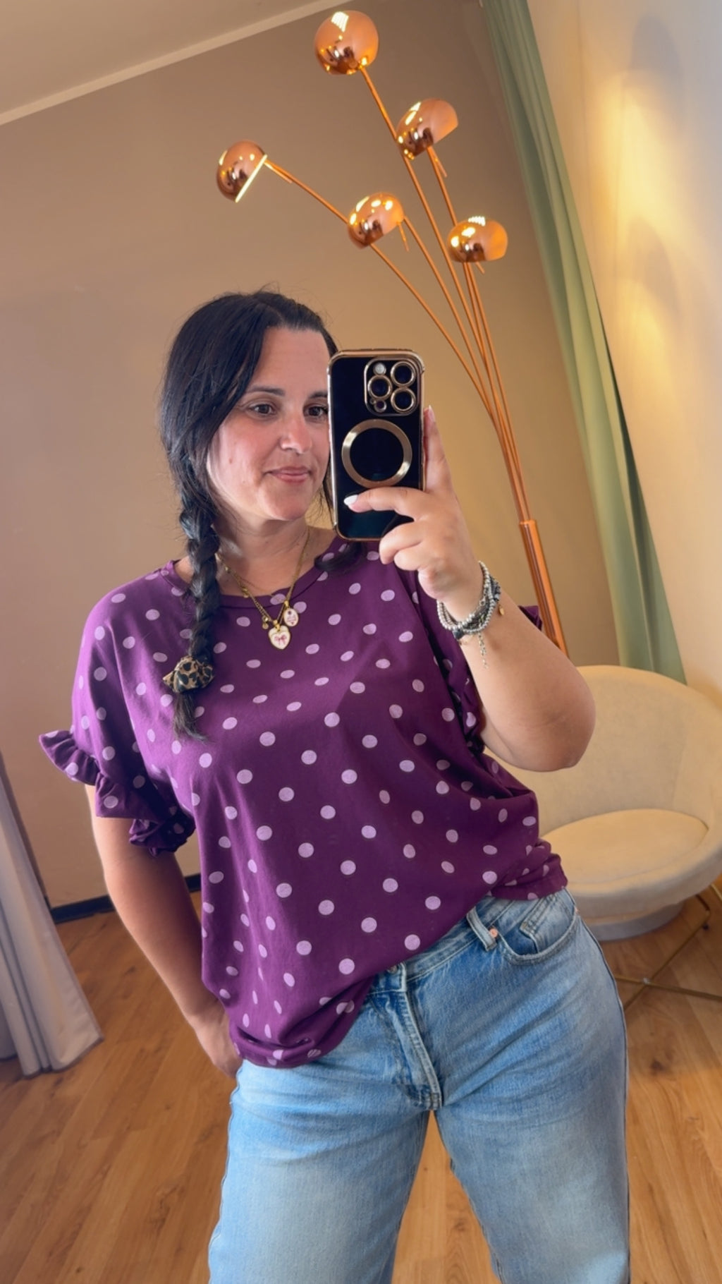 T-shirt pois color melanzana con frappine sulla manica