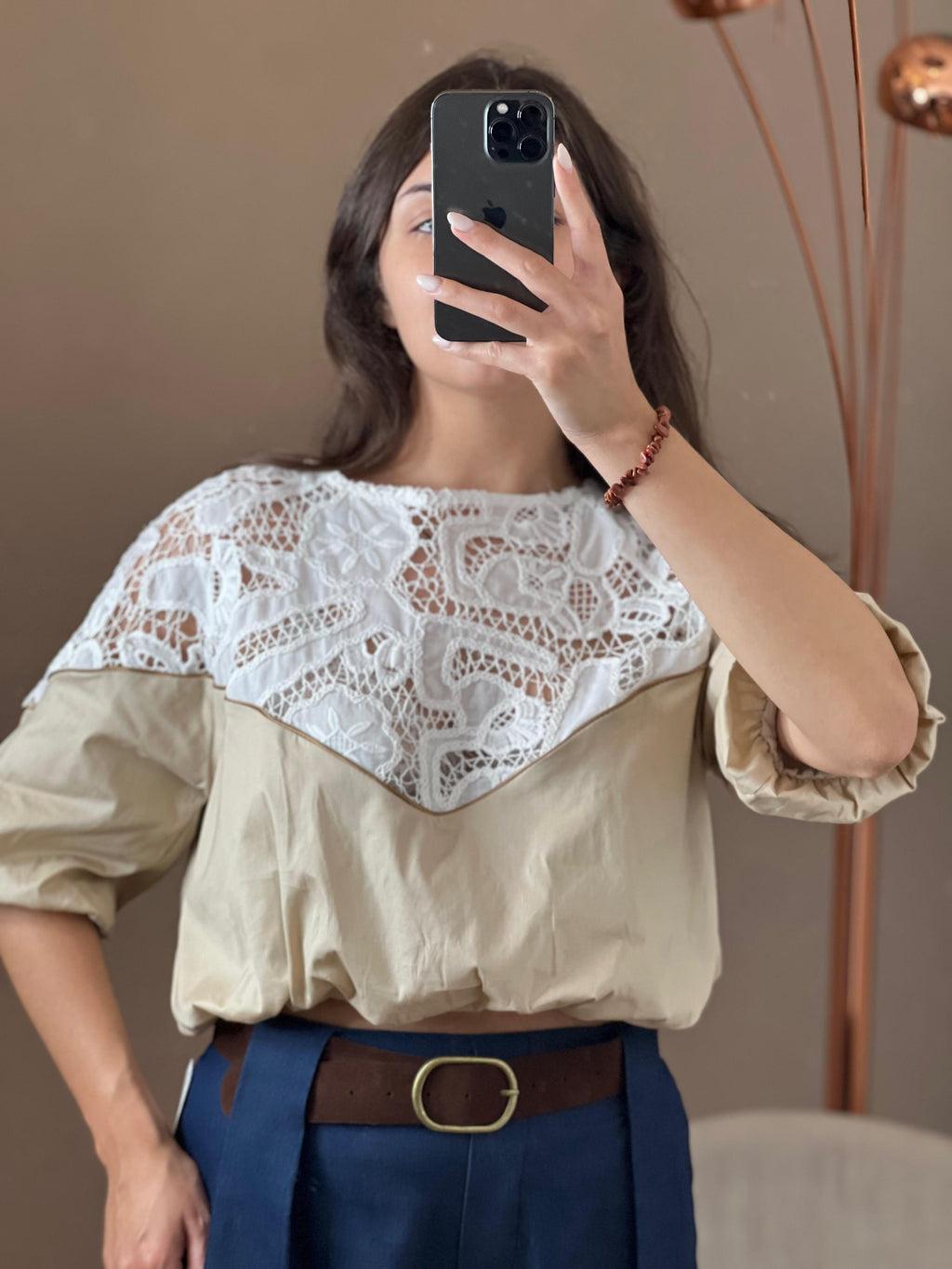 T-shirt crop con pizzo macrame’