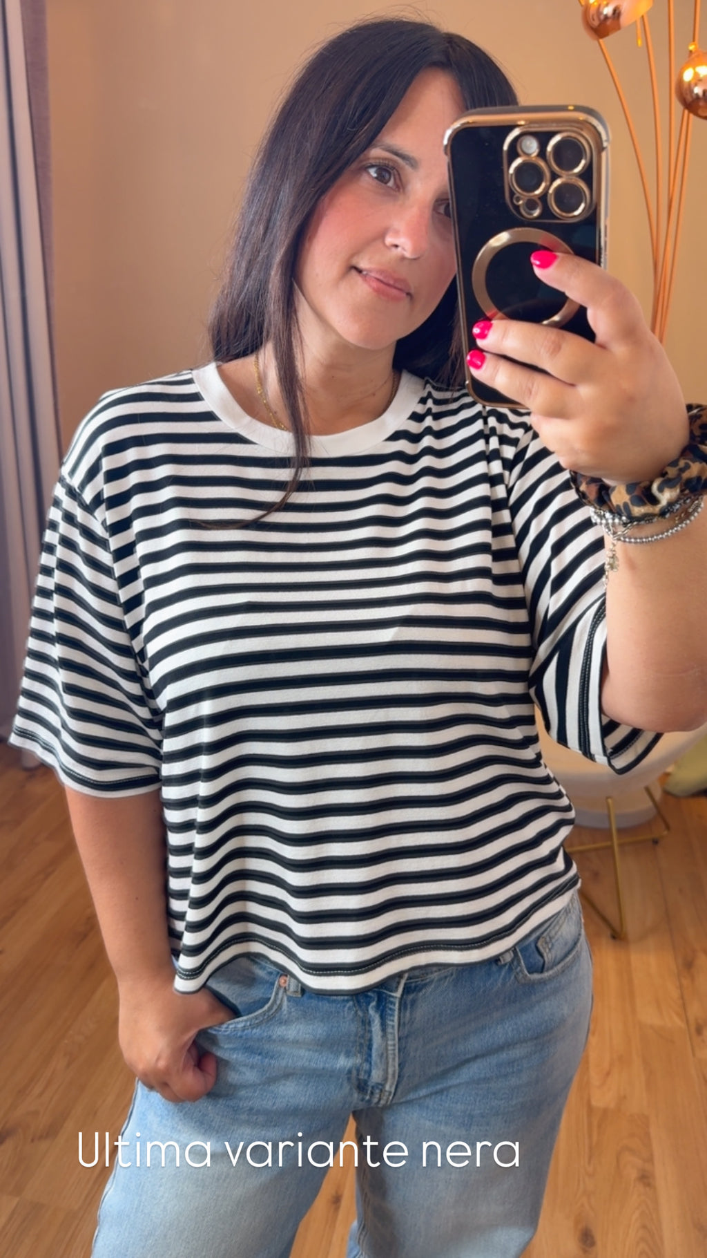 T-shirt scatolina con riga nera