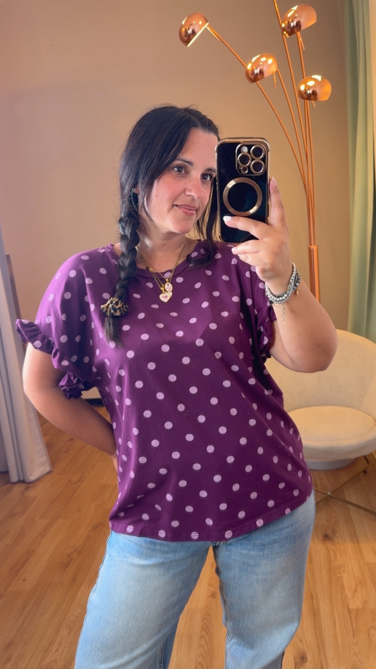T-shirt pois color melanzana con frappine sulla manica