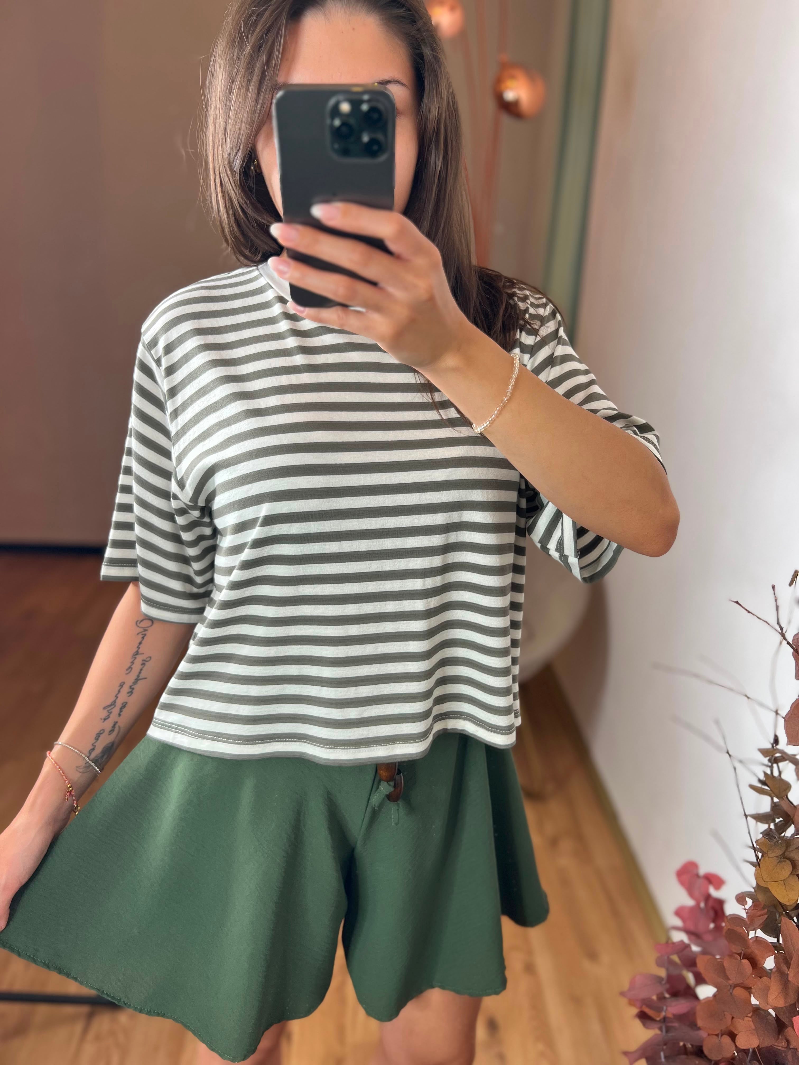 T-shirt scatolina con riga verde - Kikisix