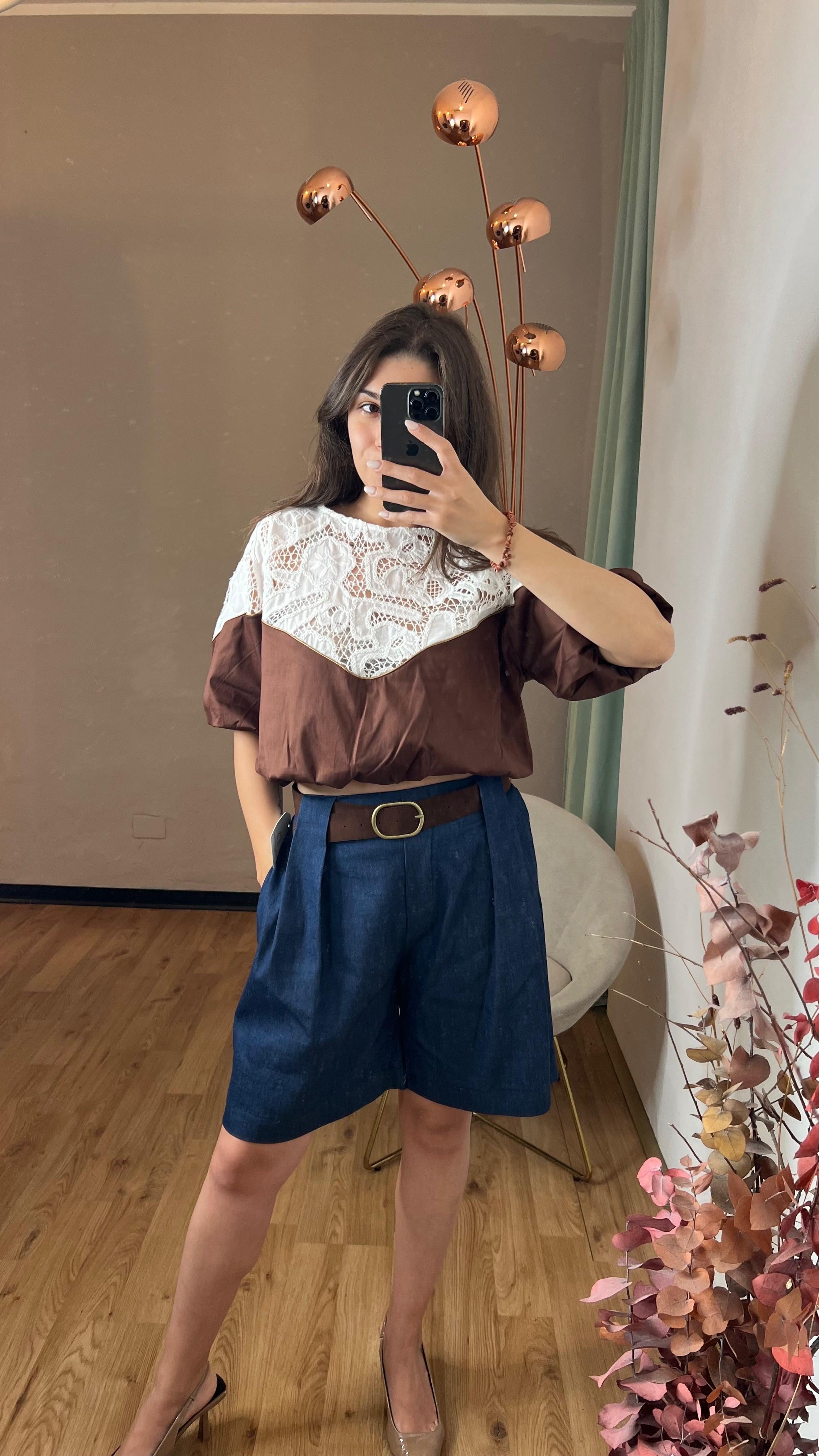 T-shirt crop con pizzo macrame’