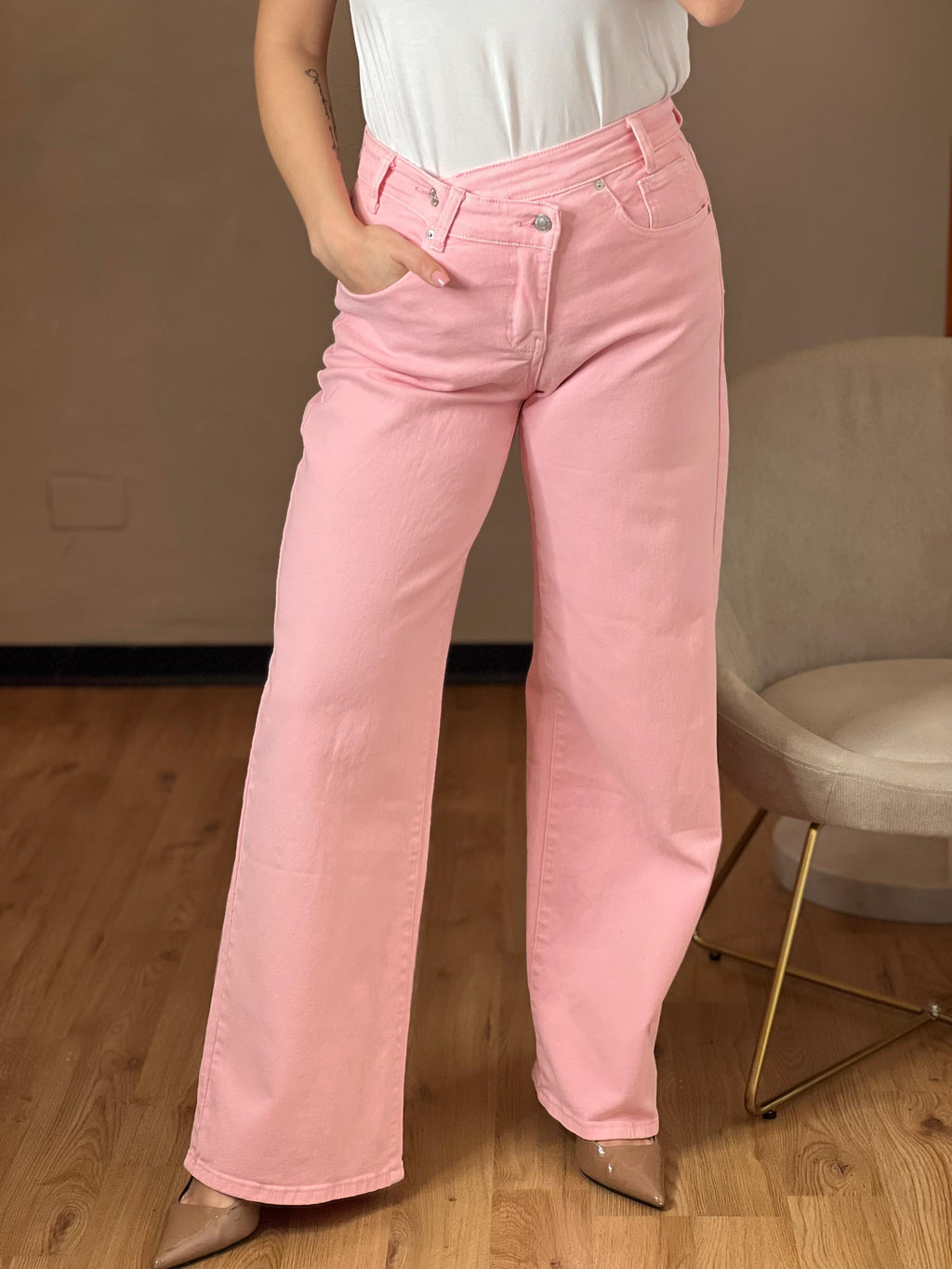 Jeans rosa con particolare allacciatura trasversale