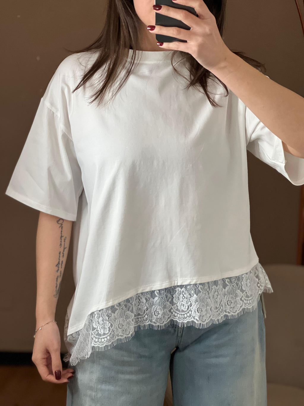 T-shirt bianca asimmetrica con pizzo