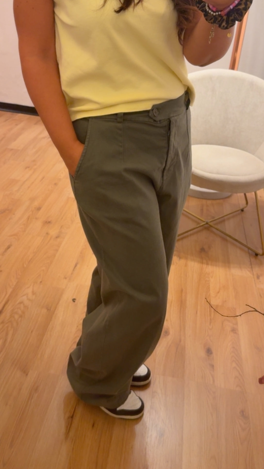 Jeans tela morbida e leggera verde militare con elastico sul retro e doppia tasca - Kikisix