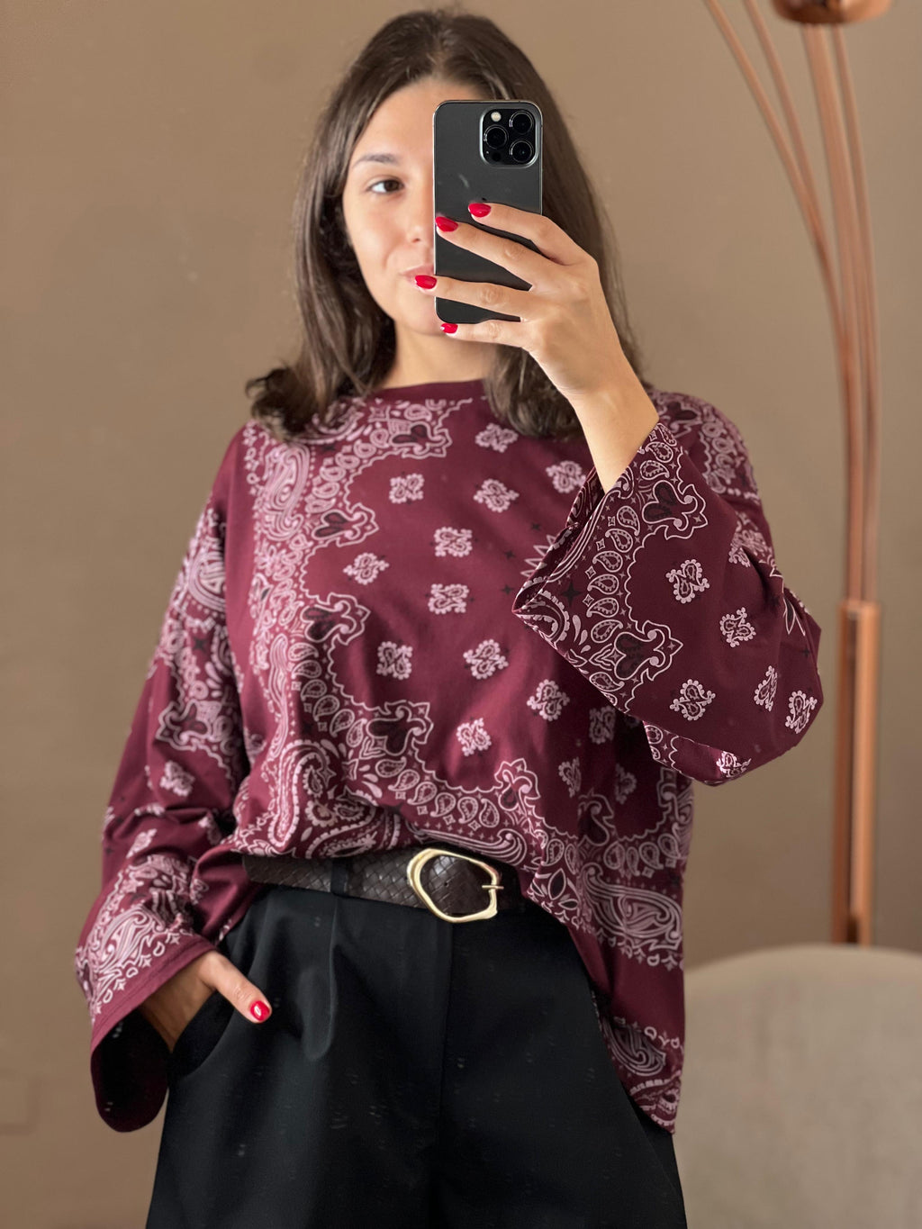 Maglia stampa bandana con manica leggermente ampia