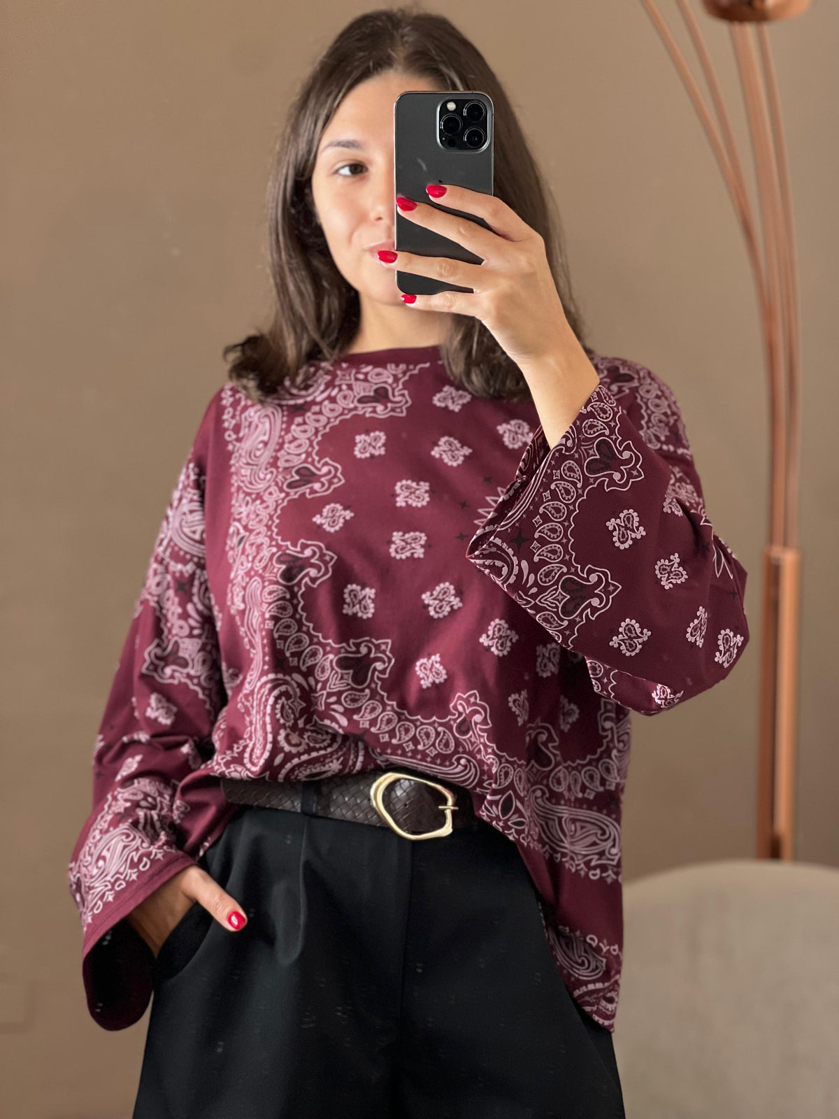 Maglia stampa bandana con manica leggermente ampia