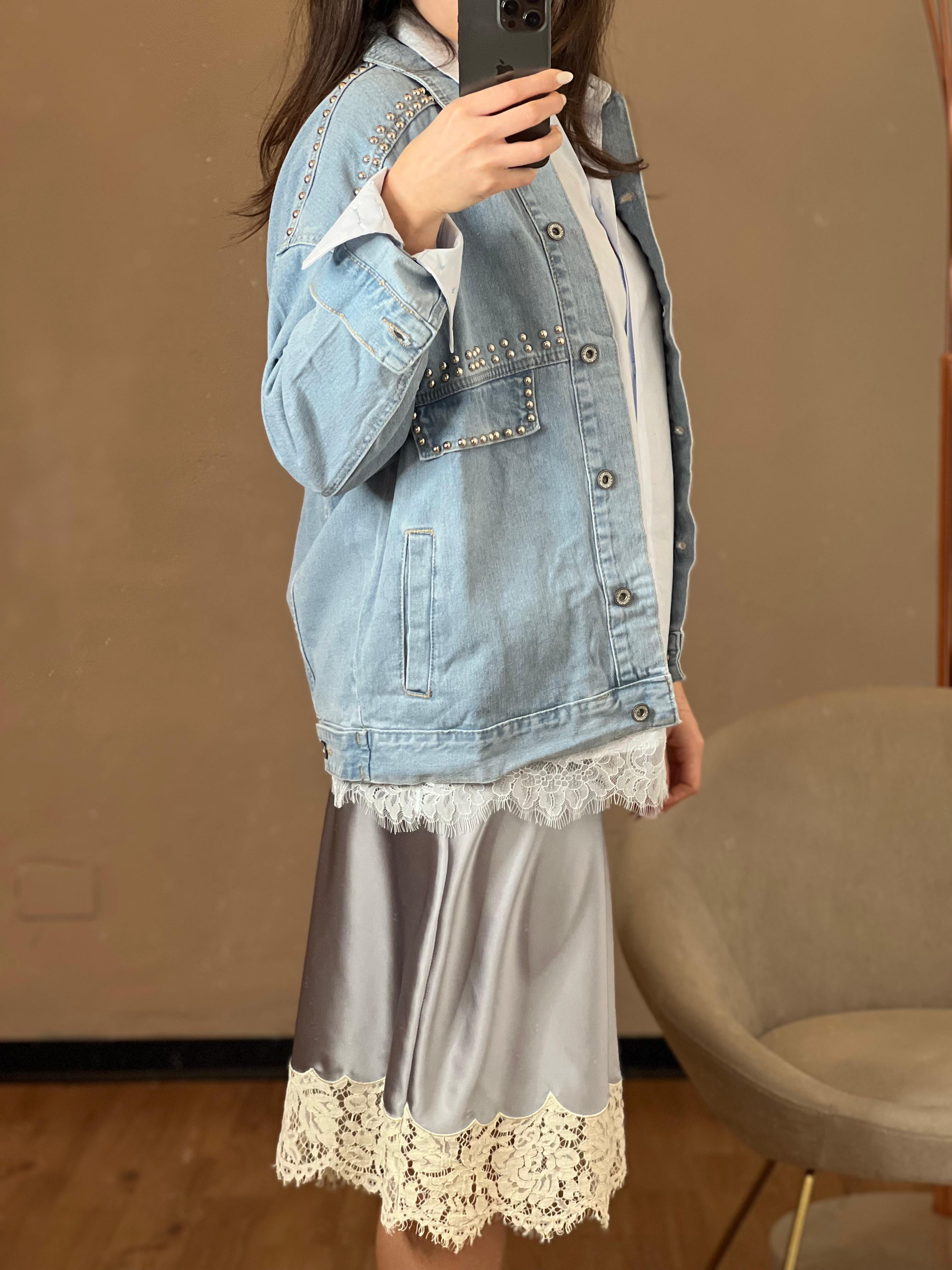 Giubbino in jeans con borchie- You decide