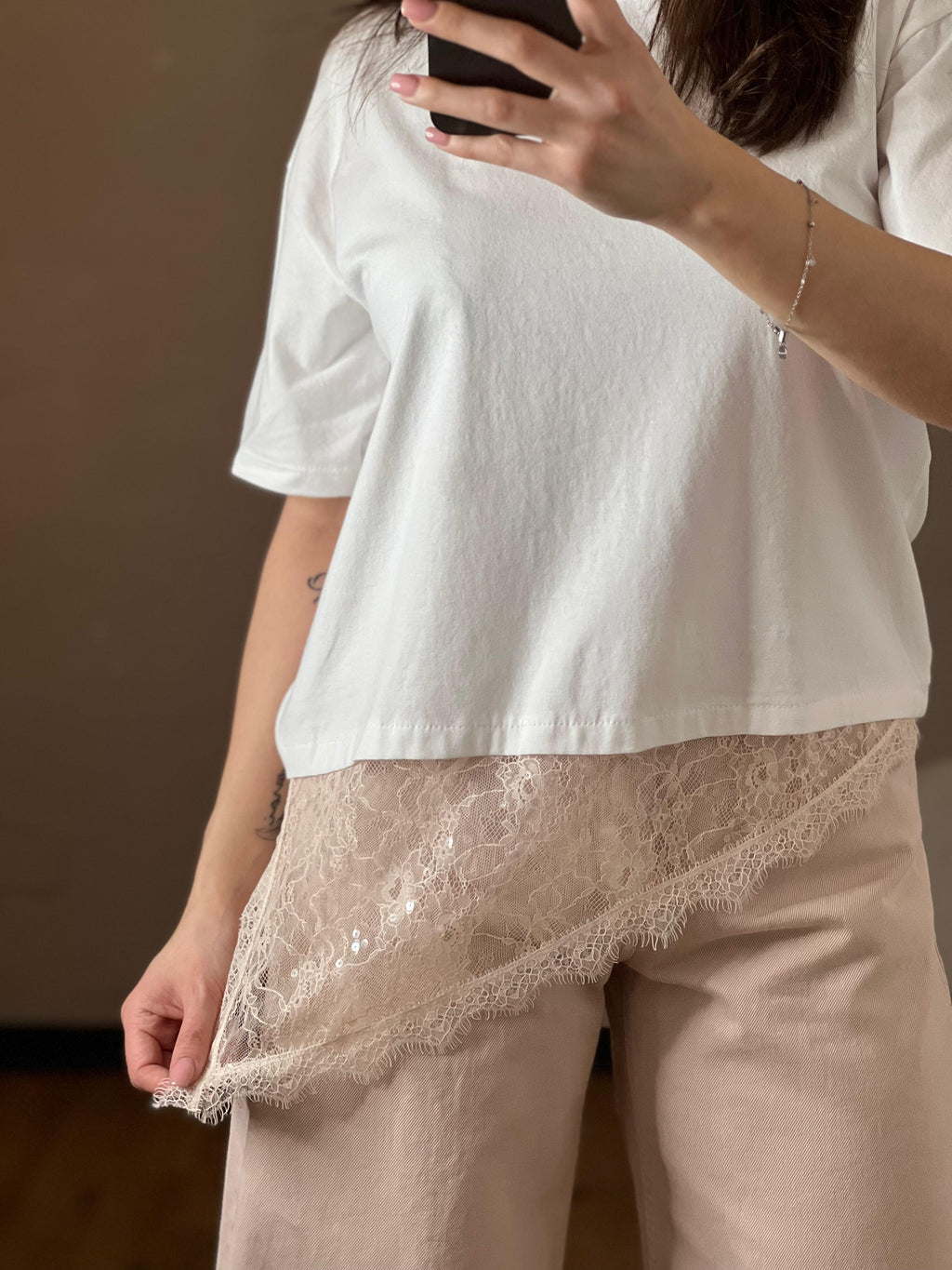 T-shirt over bianca con pizzo e paillettes sul fondo - Kikisix