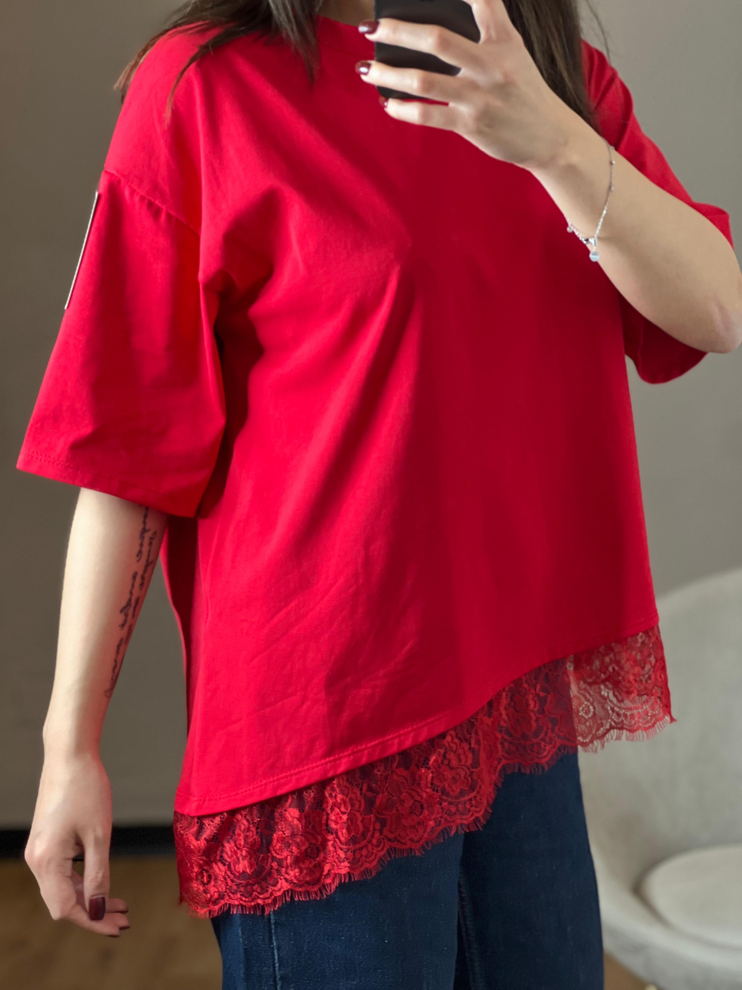 T-shirt rossa over con pizzo asimmetrico