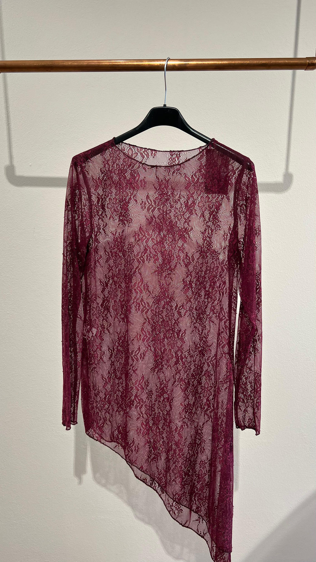 Maglia pizzo asimmetrica con spacco laterale