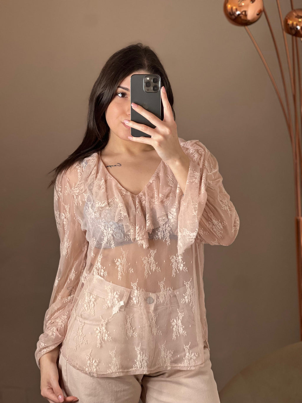 Blusa scollo V con volant in pizzo rosa cipria - Kikisix