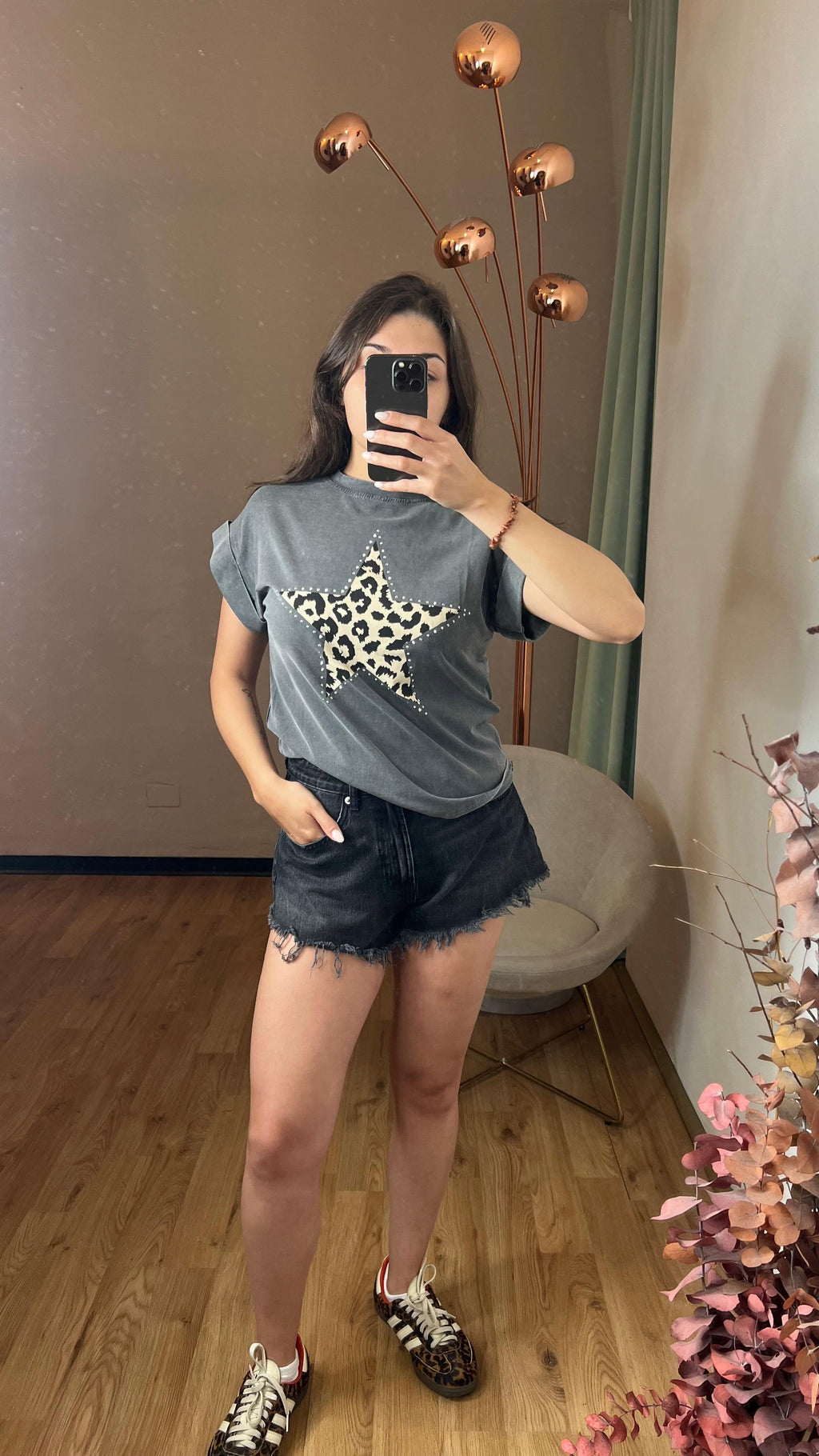 T-shirt enzimata con stella animalier e strass