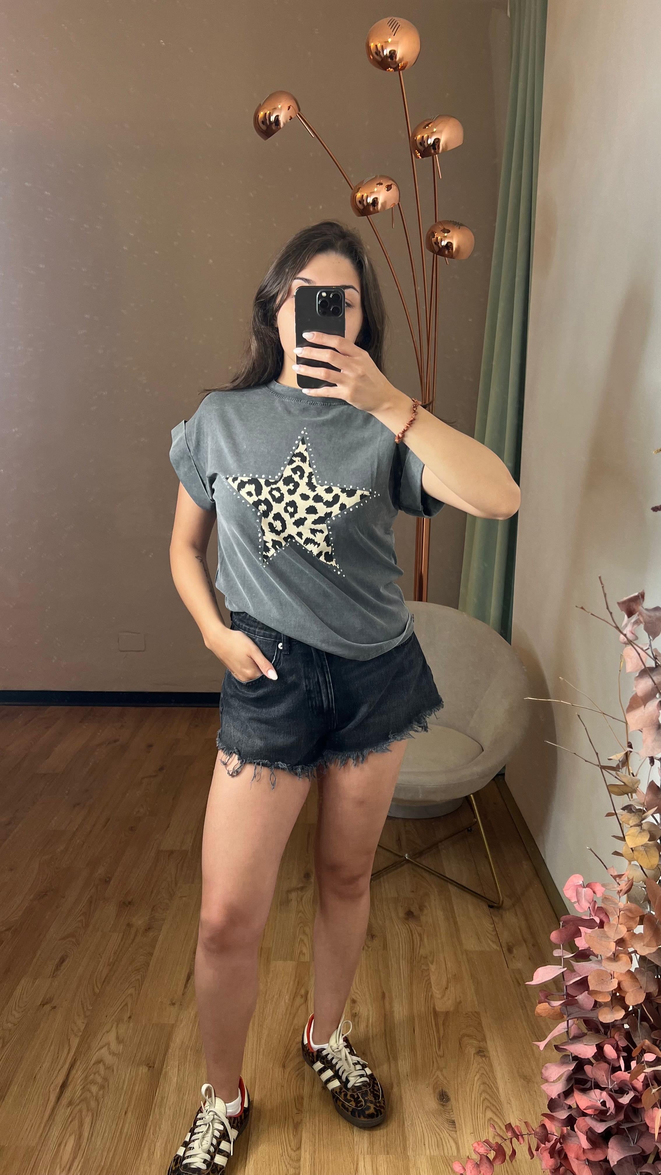 T-shirt enzimata con stella animalier e strass