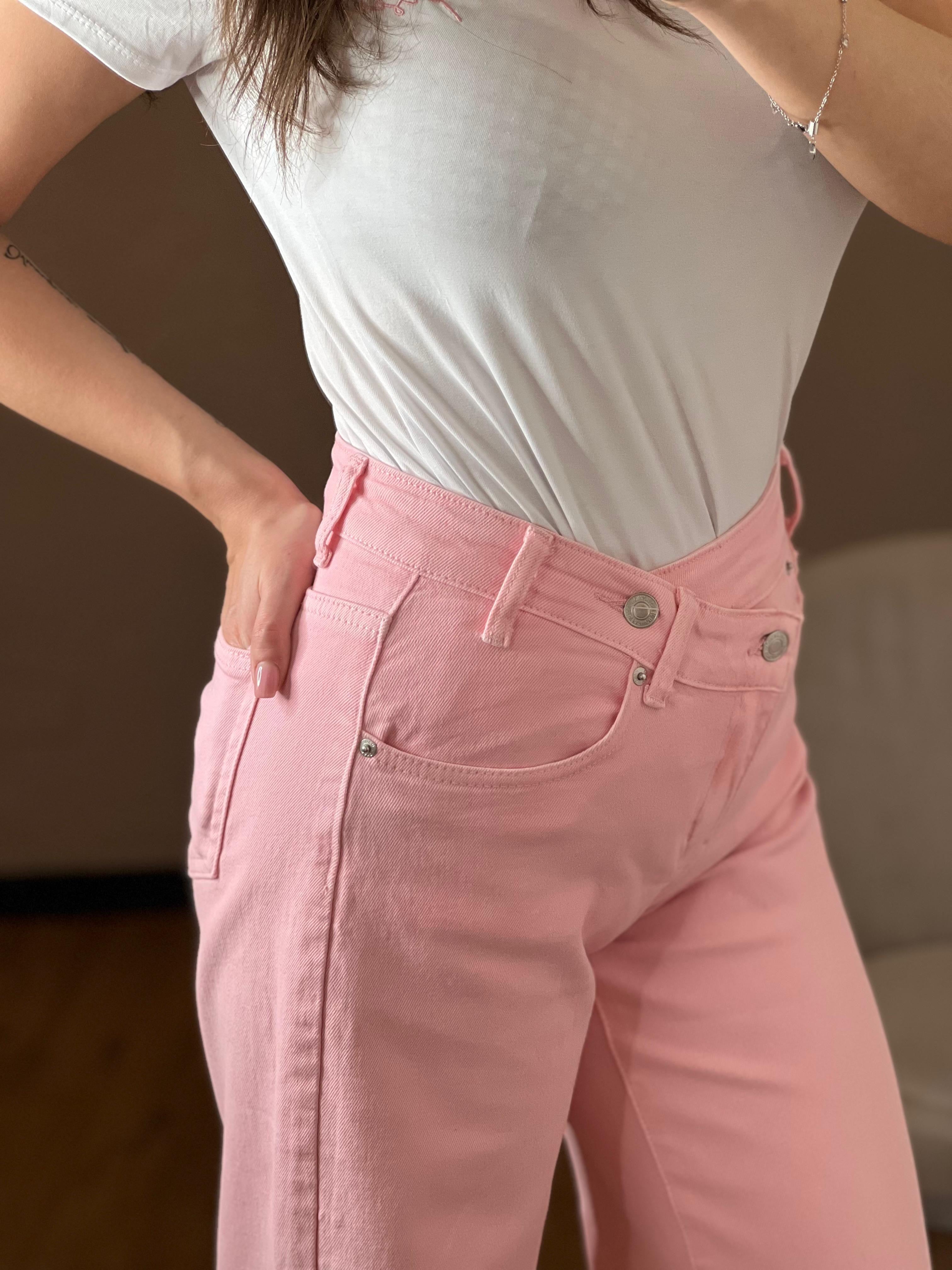 Jeans rosa con particolare allacciatura trasversale