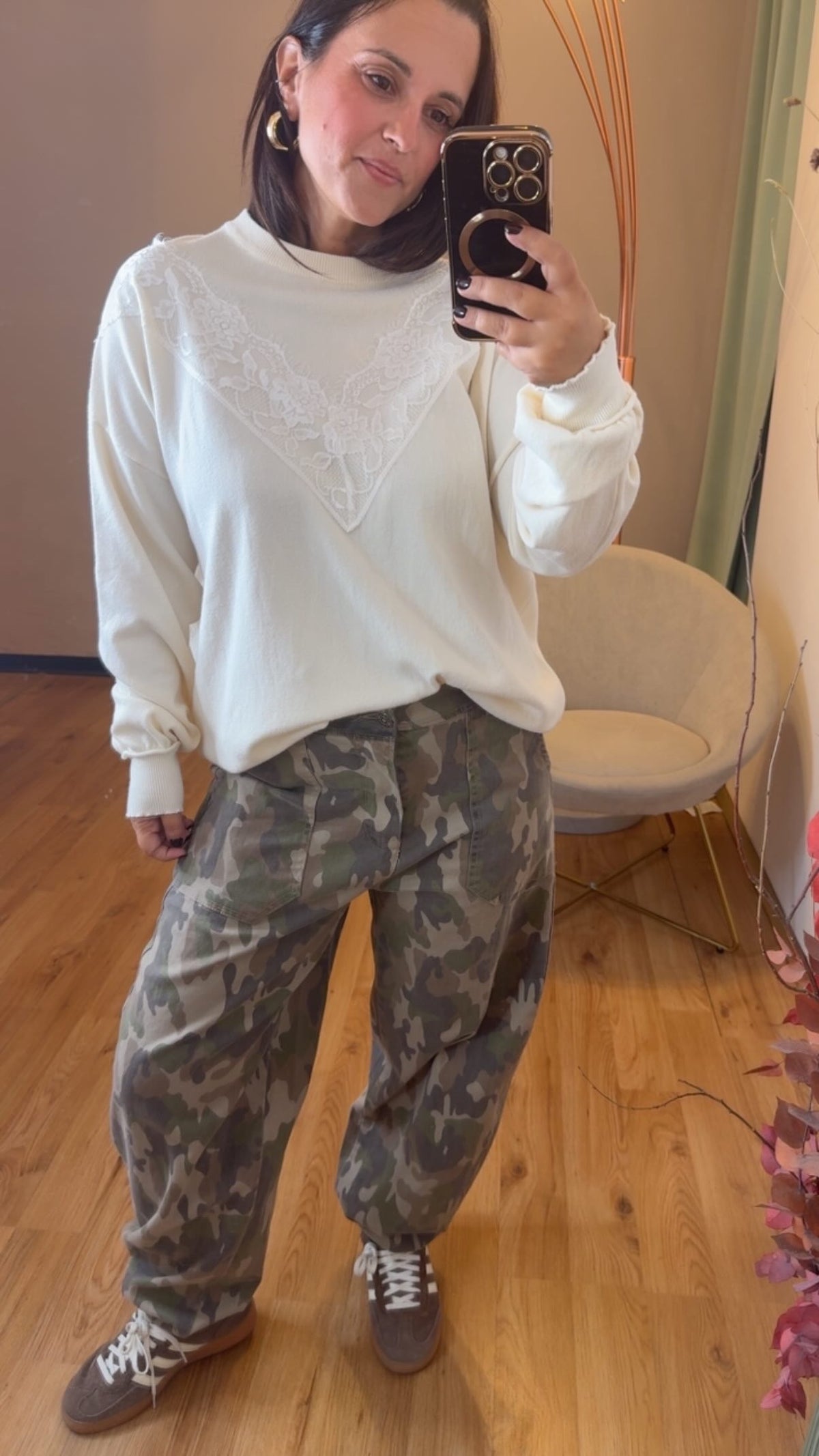 Pantalone mimetico con tasche sul davanti ed elastico in vita solo sul retro