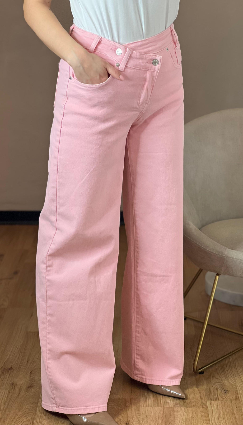 Jeans rosa con particolare allacciatura trasversale