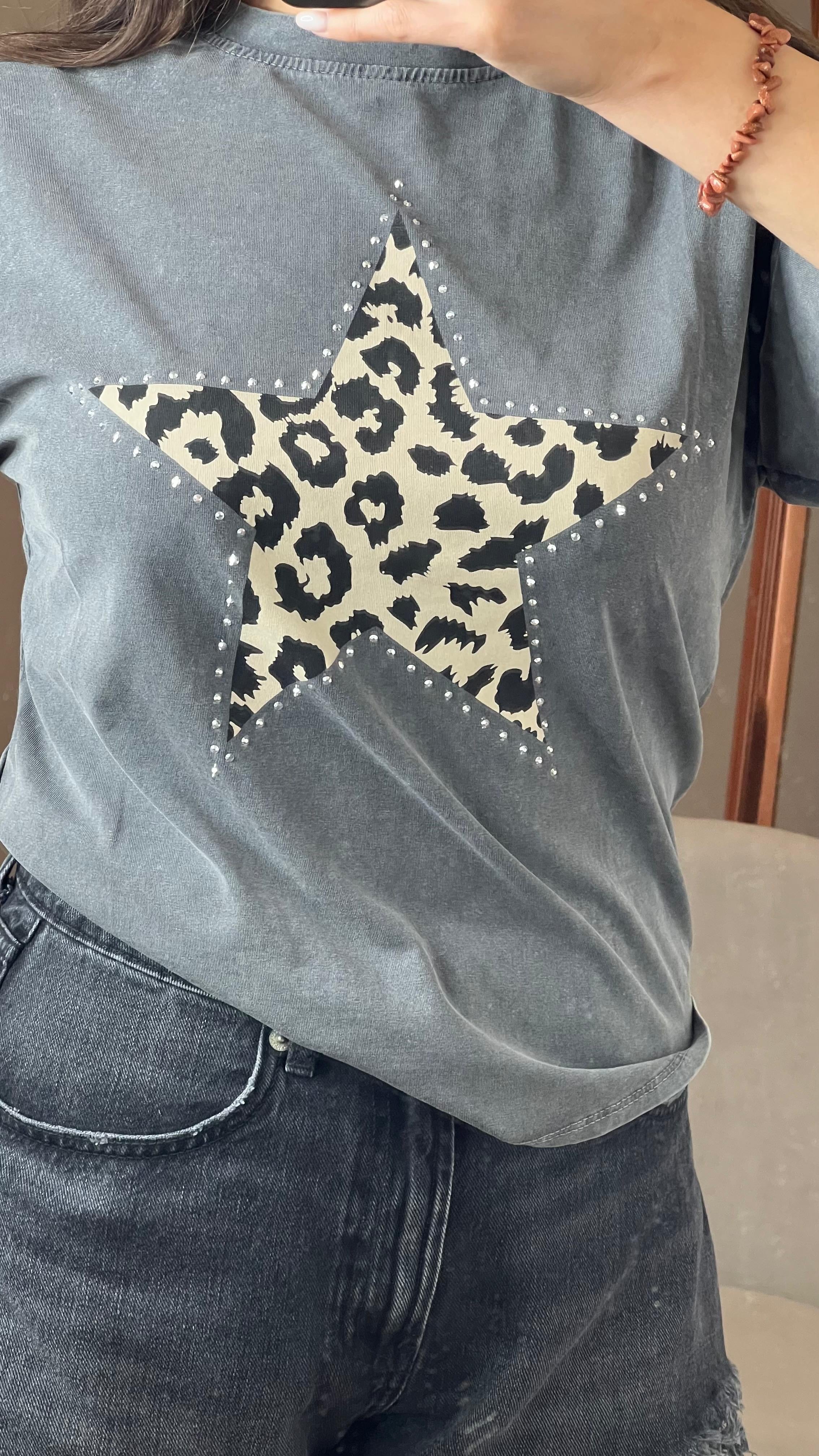 T-shirt enzimata con stella animalier e strass