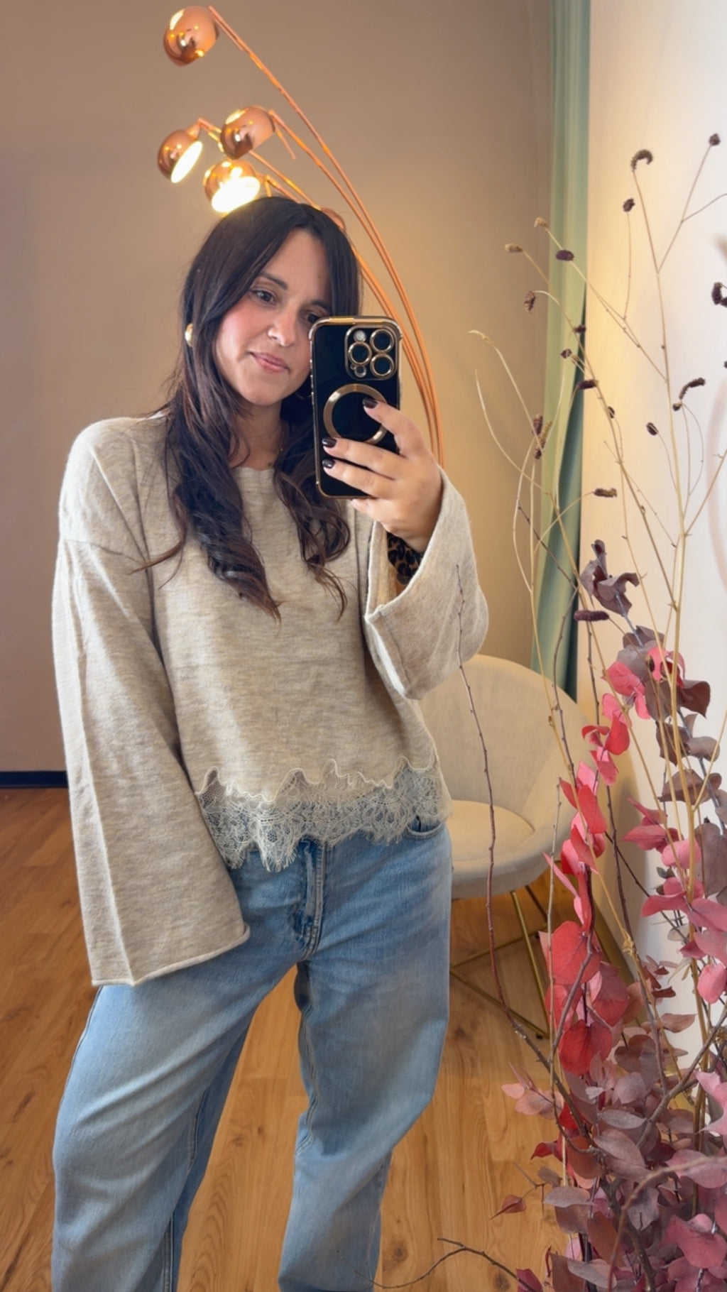 Maglia crop con pizzo sul fondo e manica campana