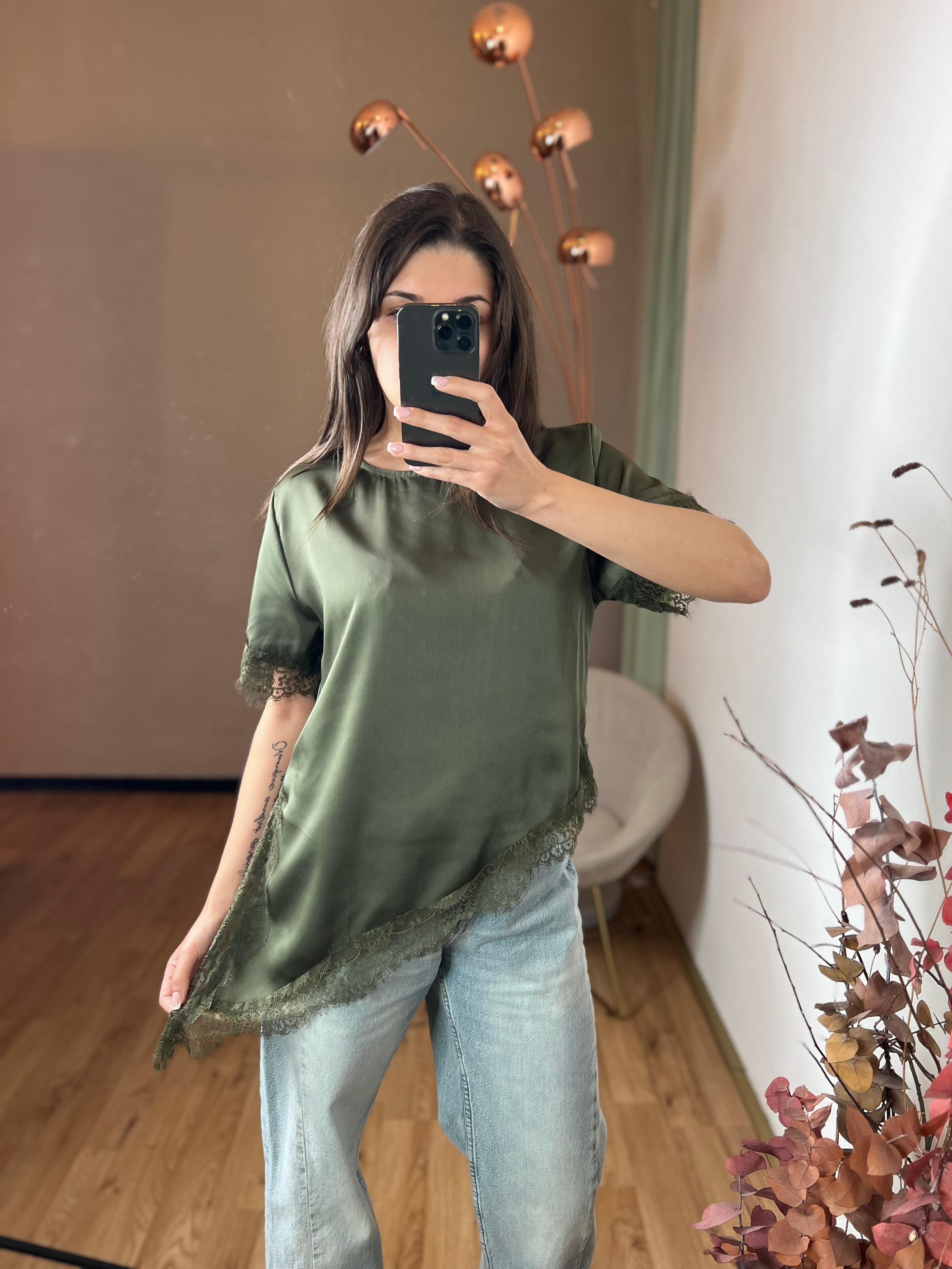 T-shirt simil raso e pizzo verde militare