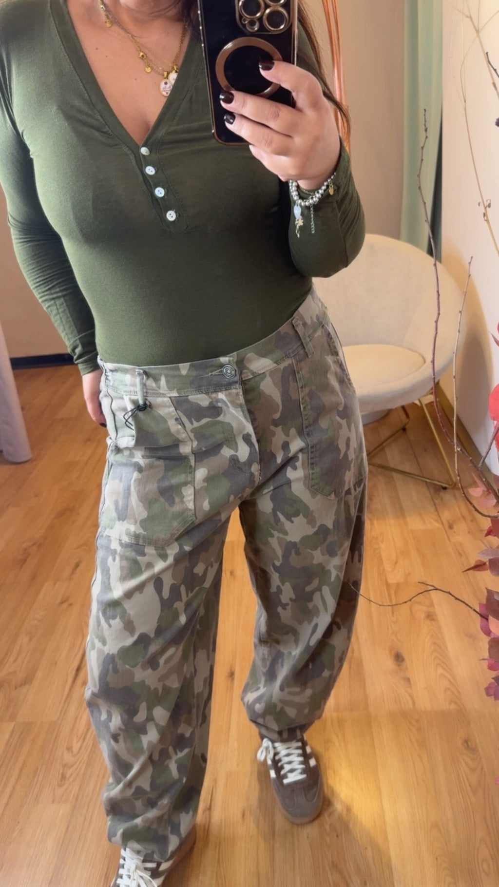 Pantalone mimetico con tasche sul davanti ed elastico in vita solo sul retro