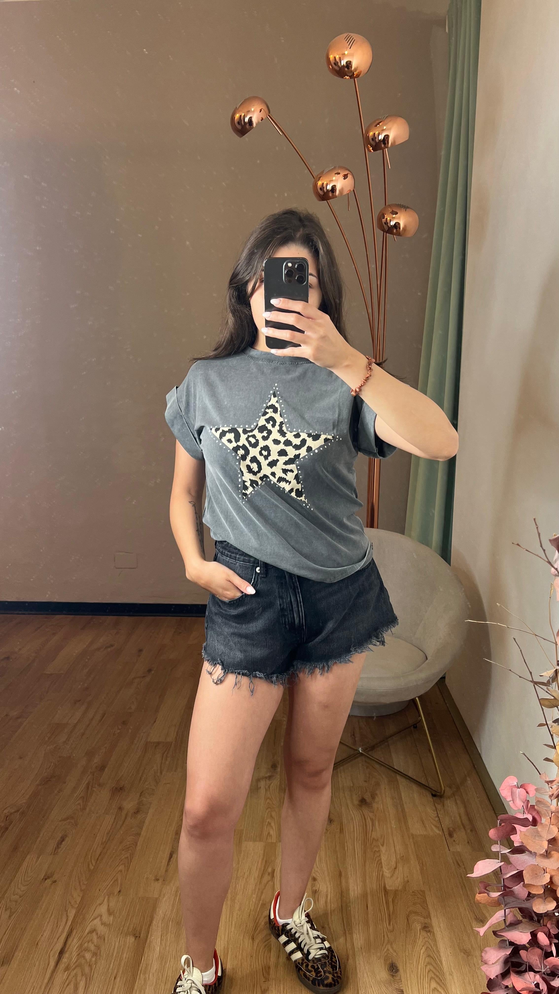 T-shirt enzimata con stella animalier e strass