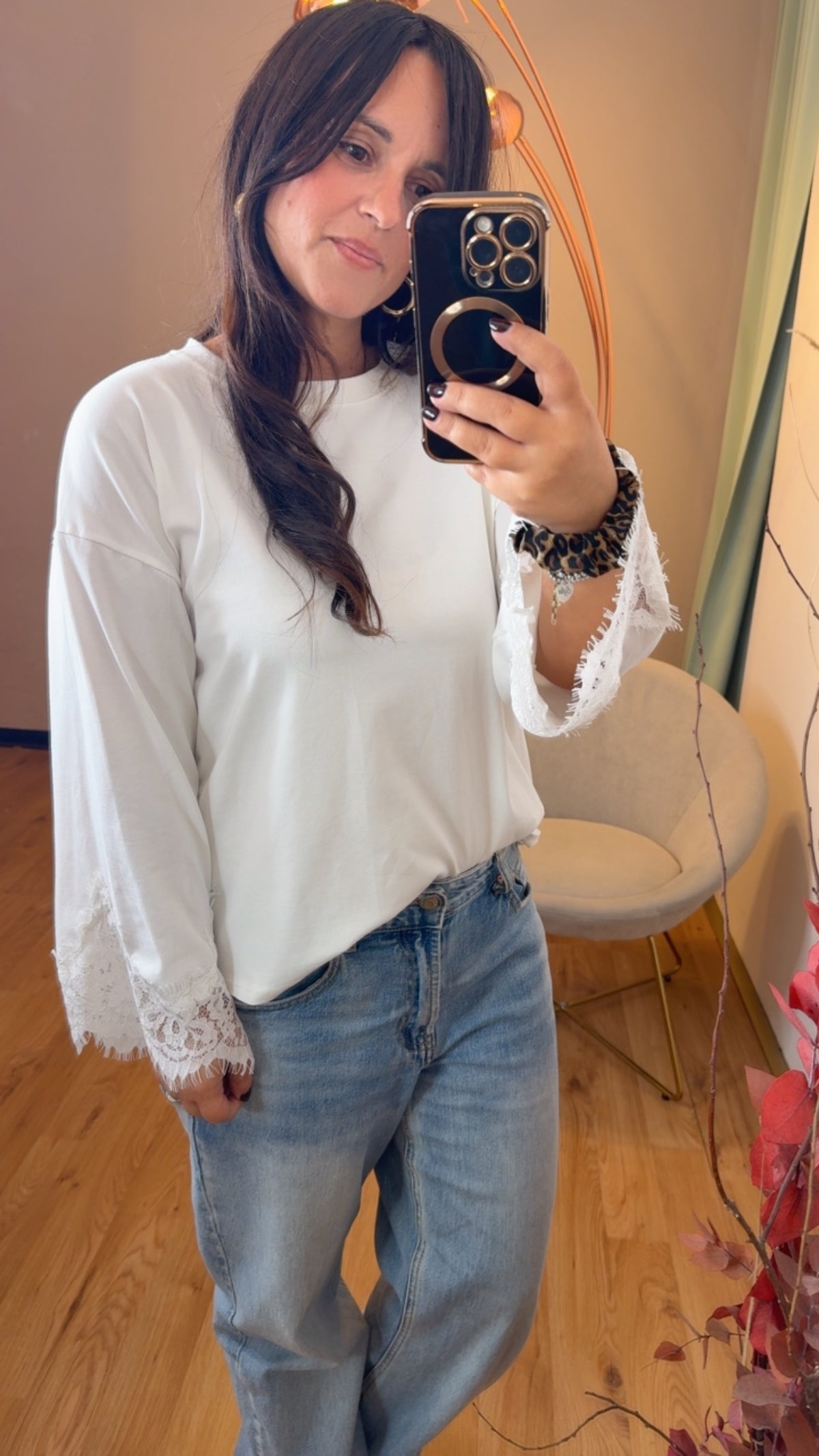 Maglia bianca in cotone con manica campana e pizzo